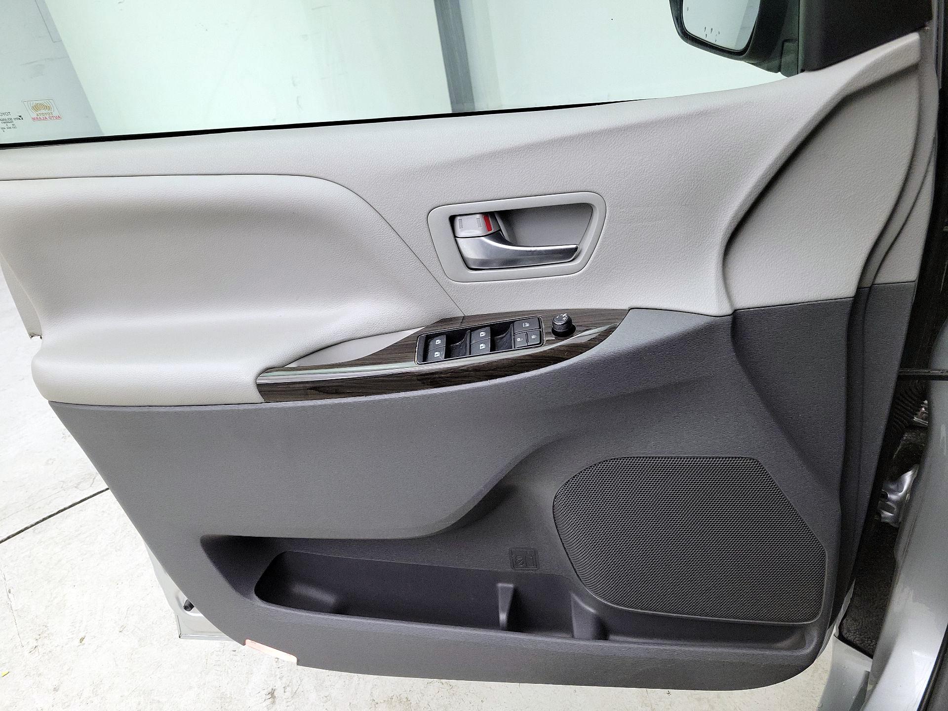 Thumbnail: 2020 Toyota Sienna - 12