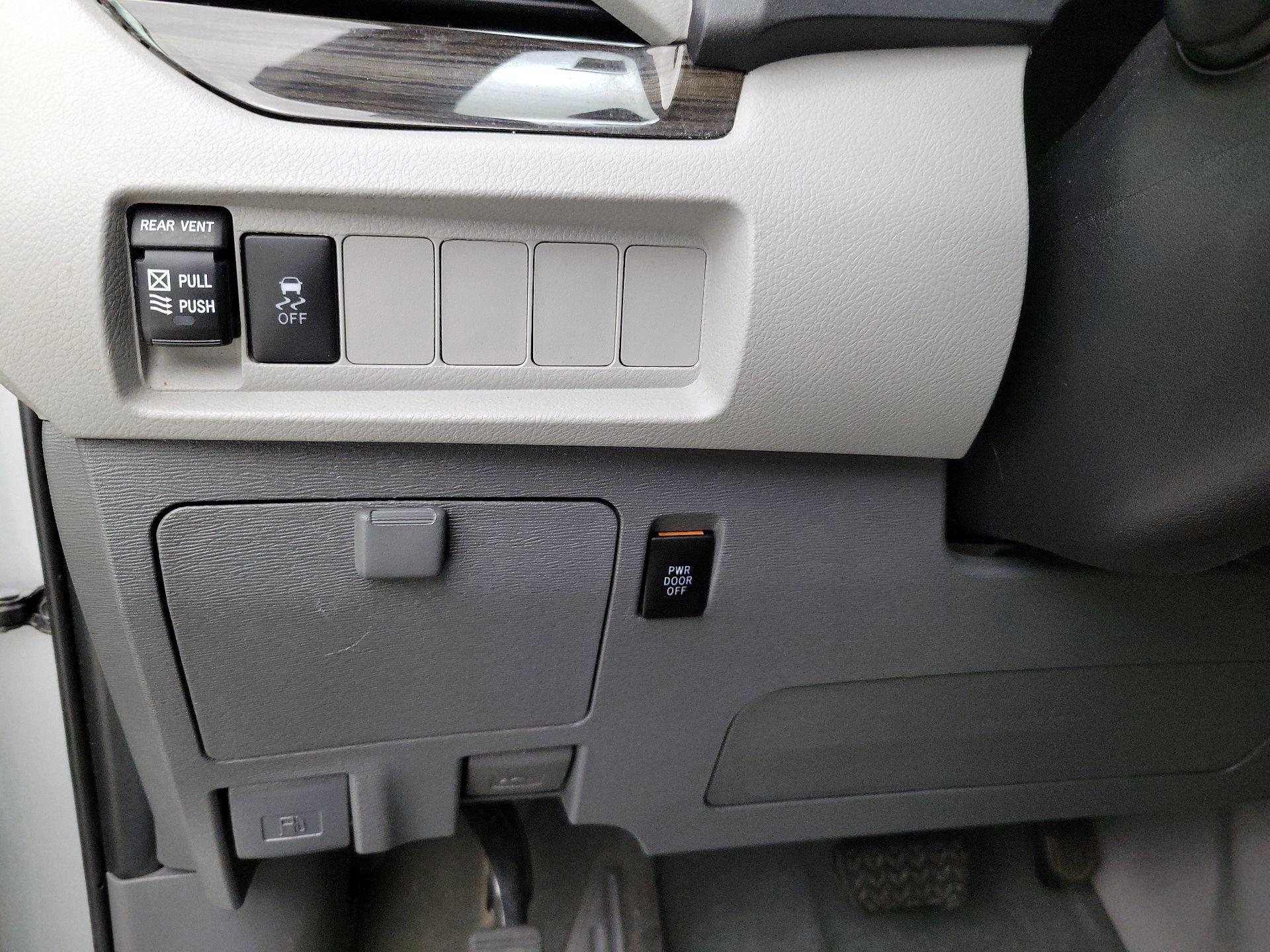 Thumbnail: 2020 Toyota Sienna - 13
