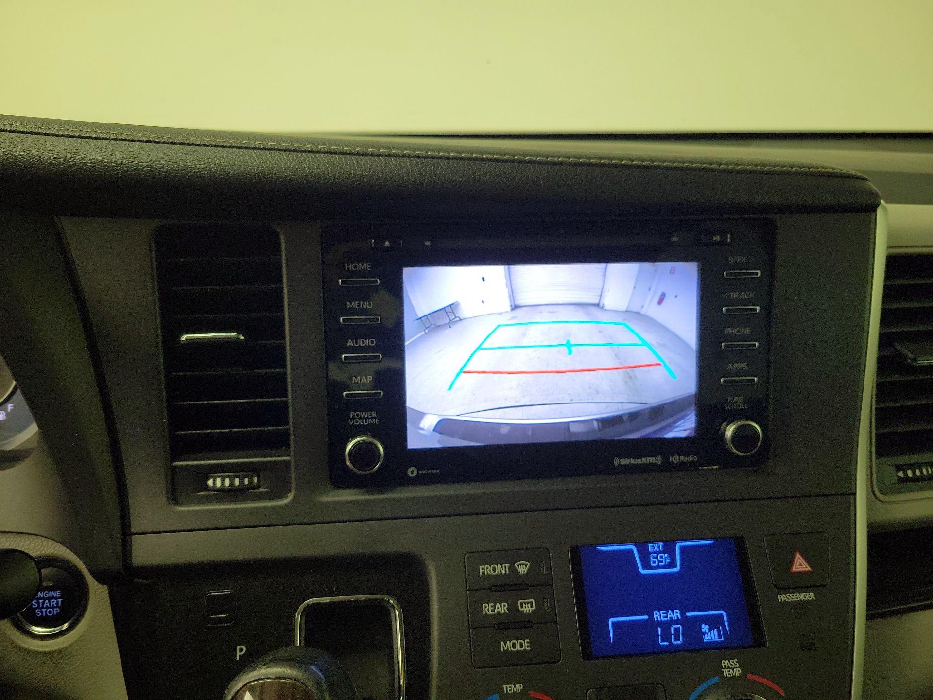 Thumbnail: 2020 Toyota Sienna - 14