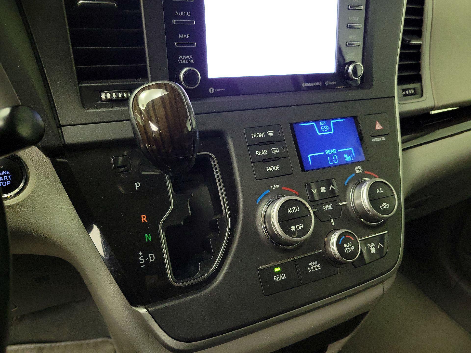 Thumbnail: 2020 Toyota Sienna - 17