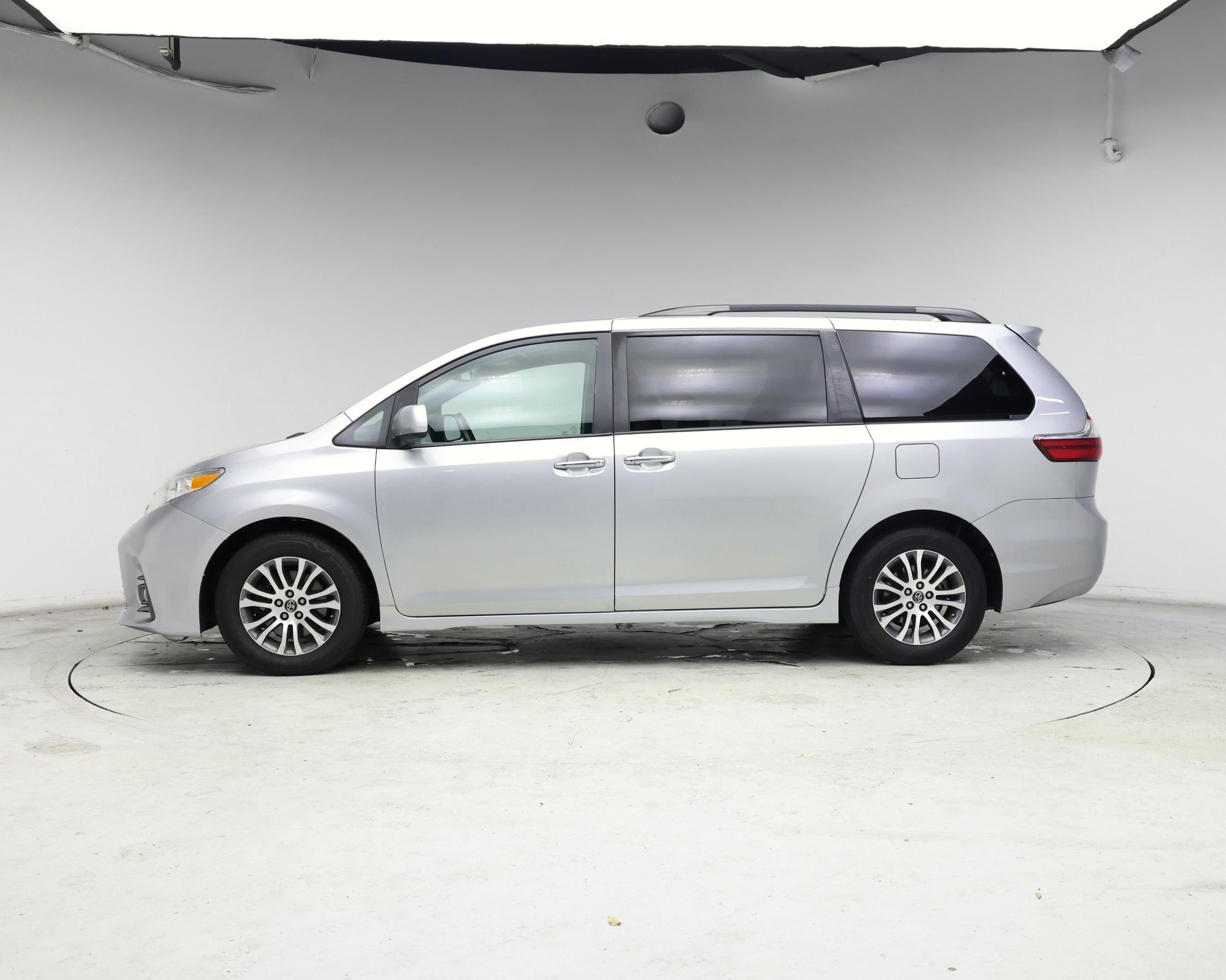 Thumbnail: 2020 Toyota Sienna - 3