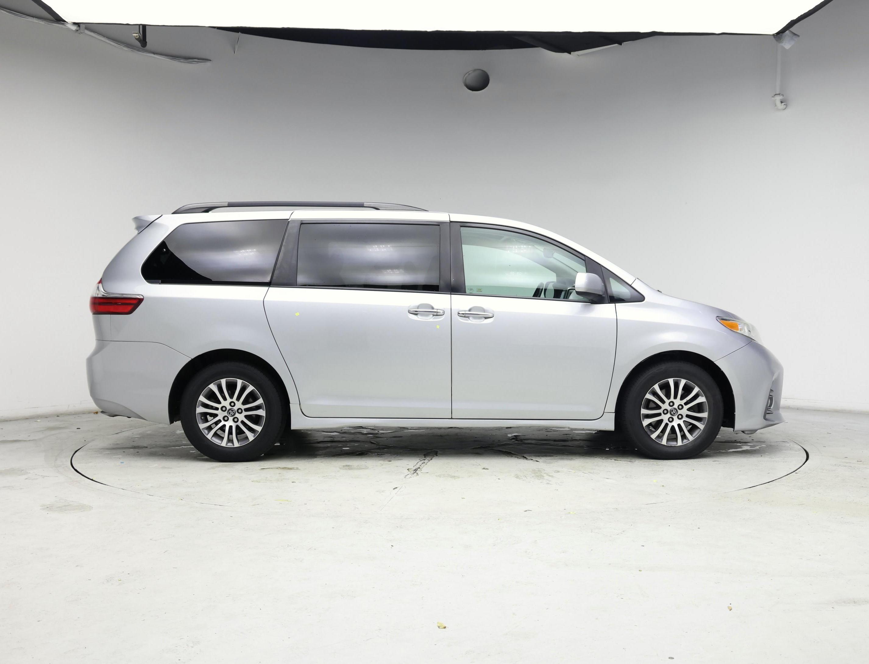 Thumbnail: 2020 Toyota Sienna - 7