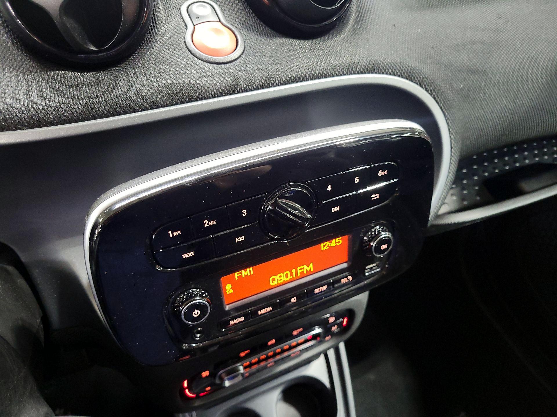 Thumbnail: 2016 smart fortwo - 14
