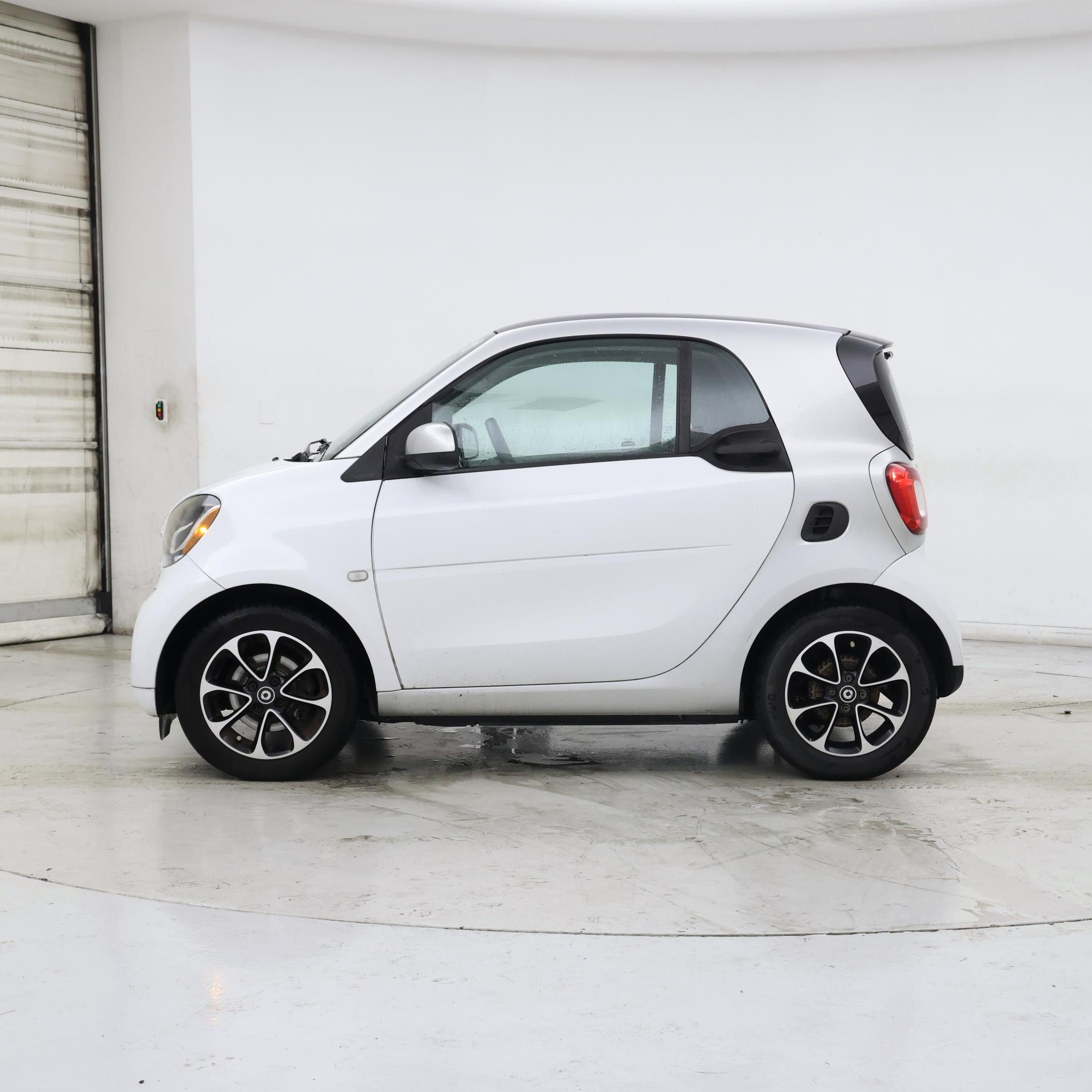 Thumbnail: 2016 smart fortwo - 3