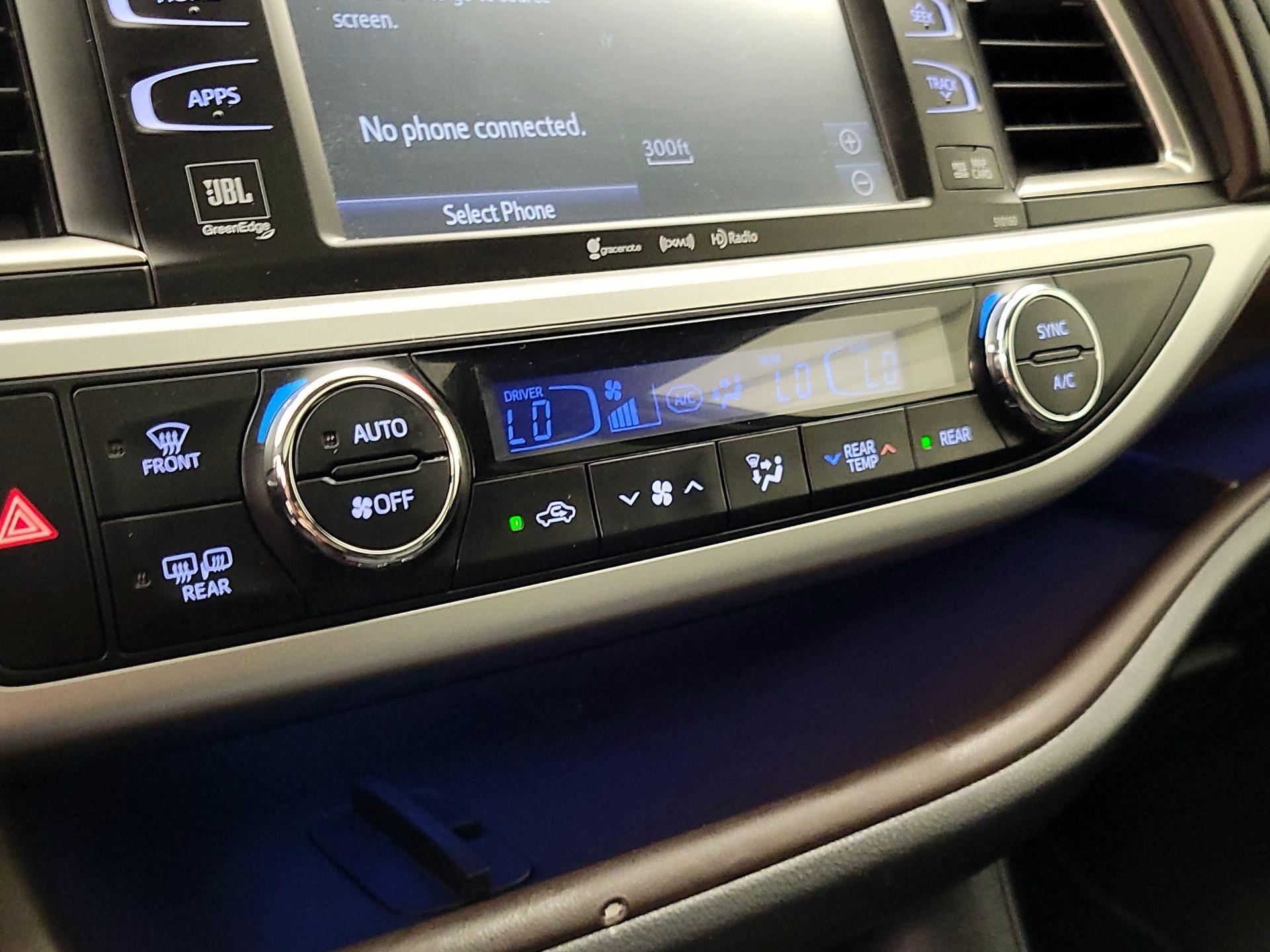 Thumbnail: 2016 Toyota Highlander - 16