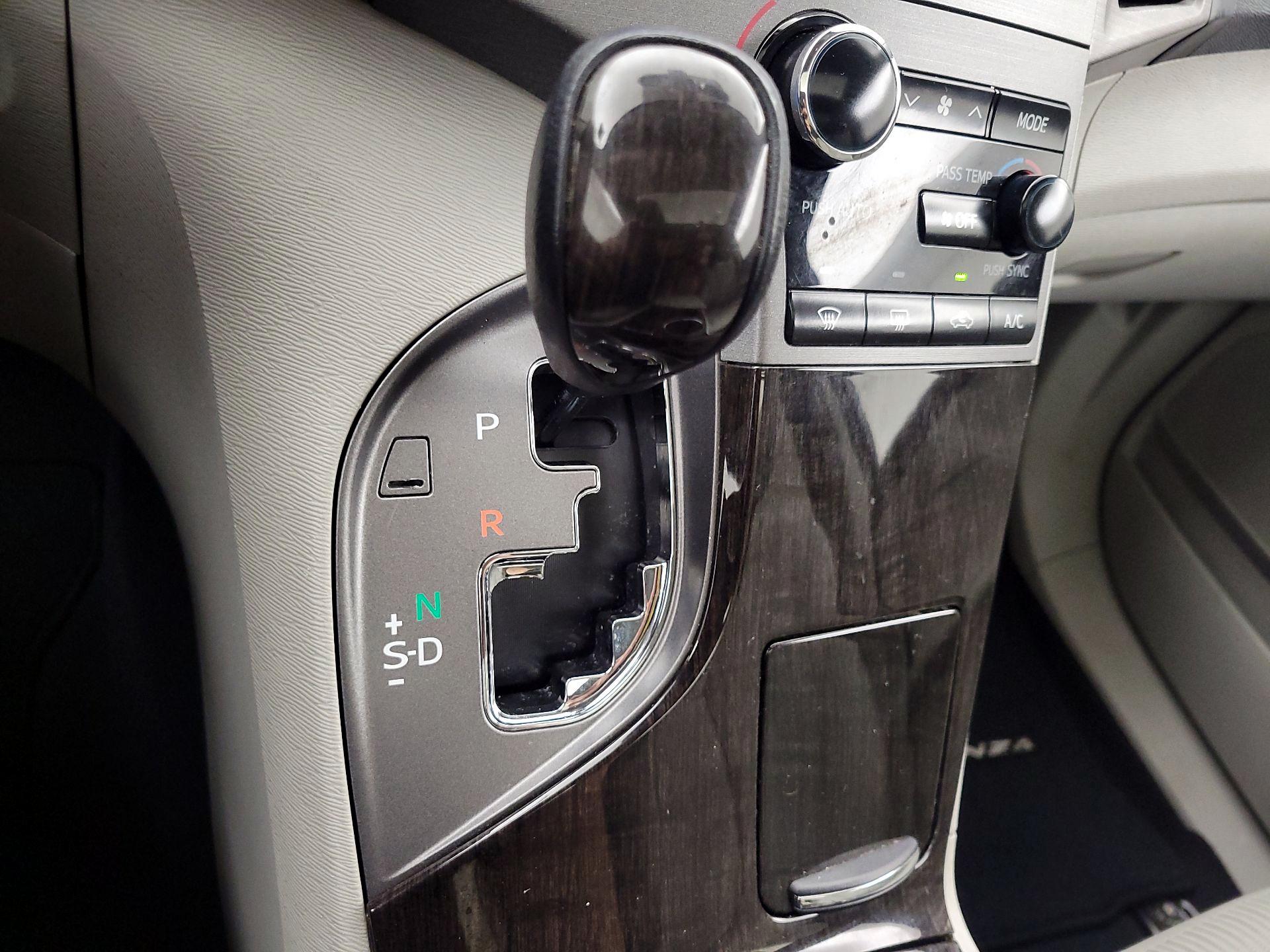 Thumbnail: 2013 Toyota Venza - 17