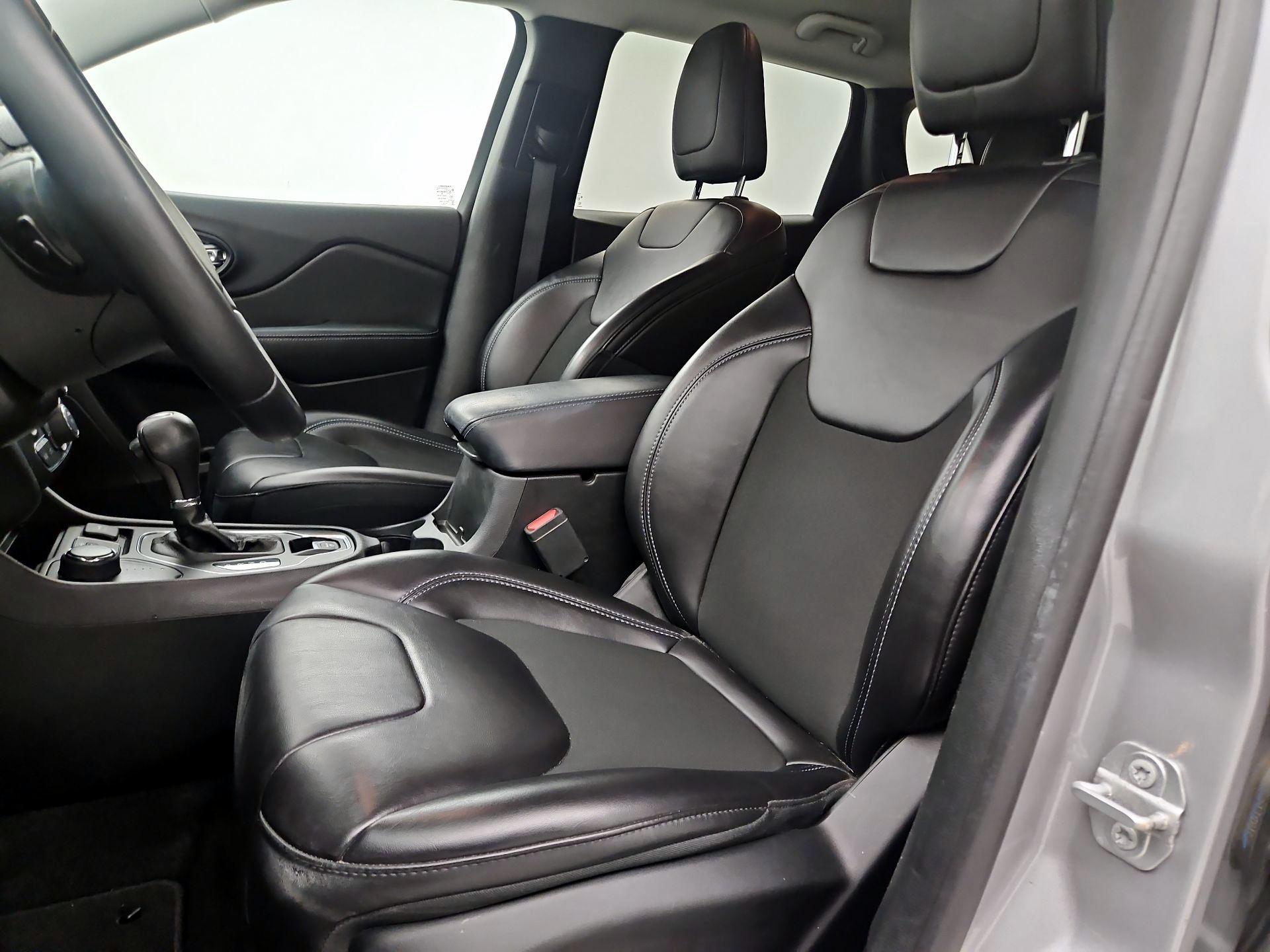 Thumbnail: 2019 Jeep Cherokee - 11