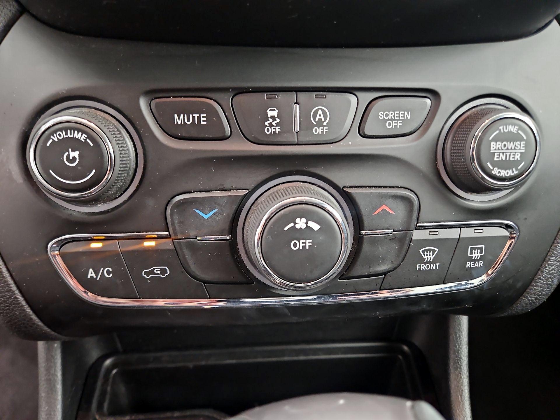 Thumbnail: 2019 Jeep Cherokee - 16