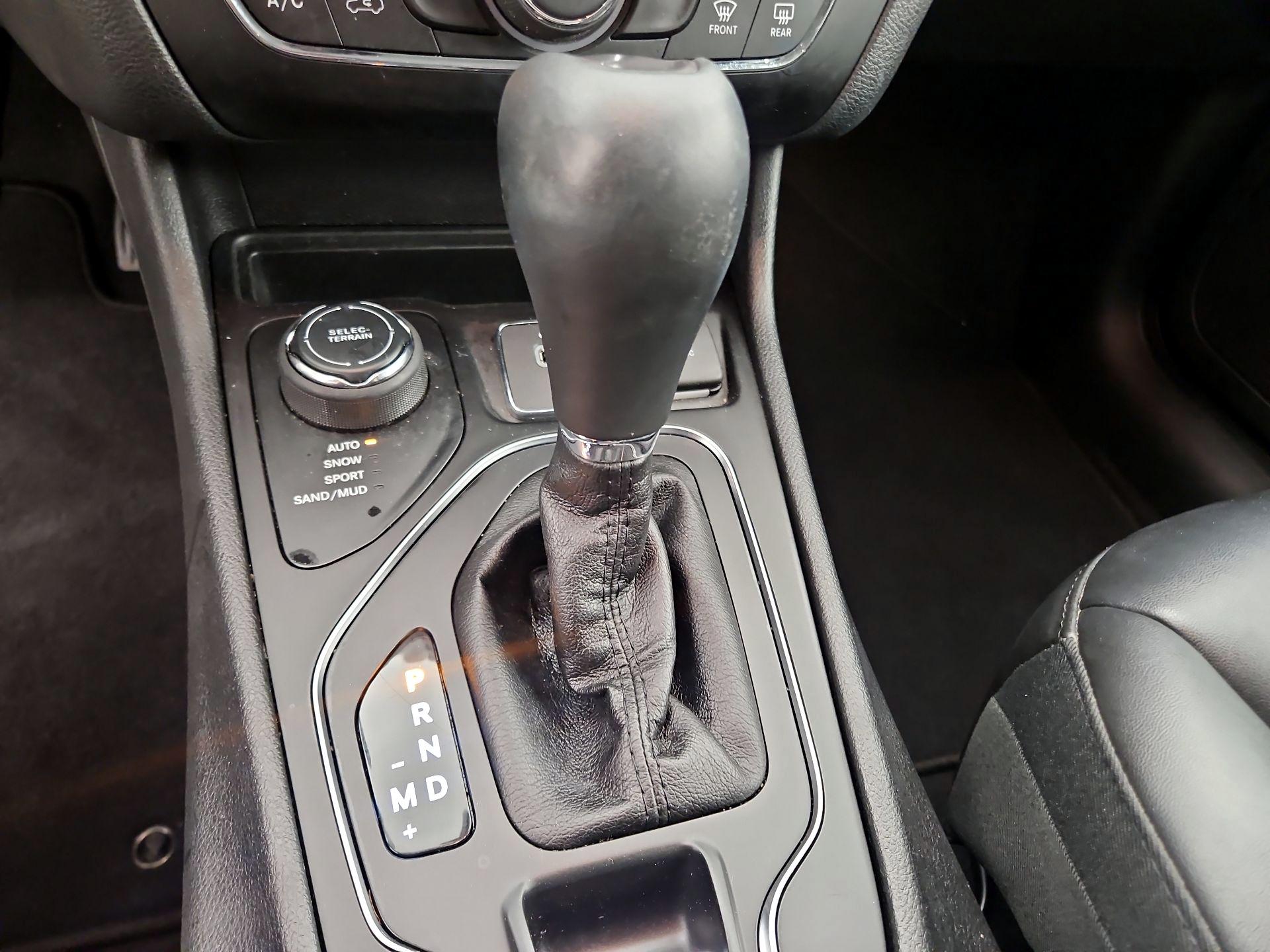 Thumbnail: 2019 Jeep Cherokee - 17