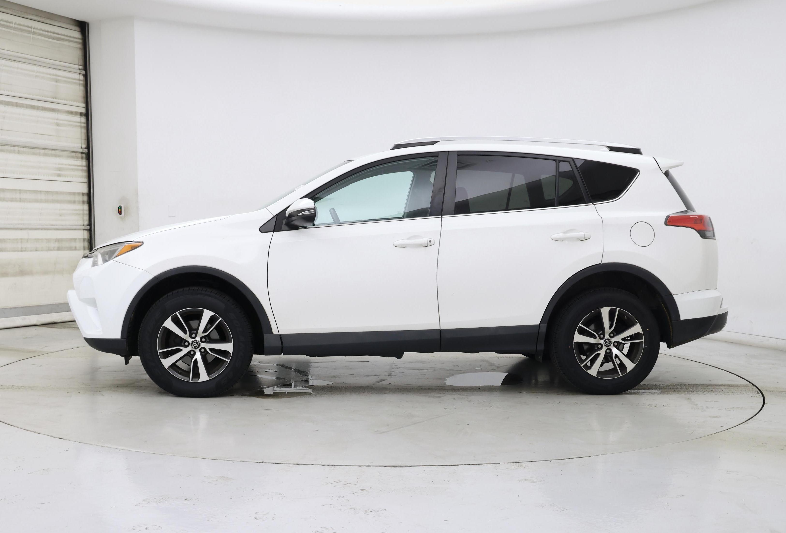 Thumbnail: 2016 Toyota RAV4 - 3