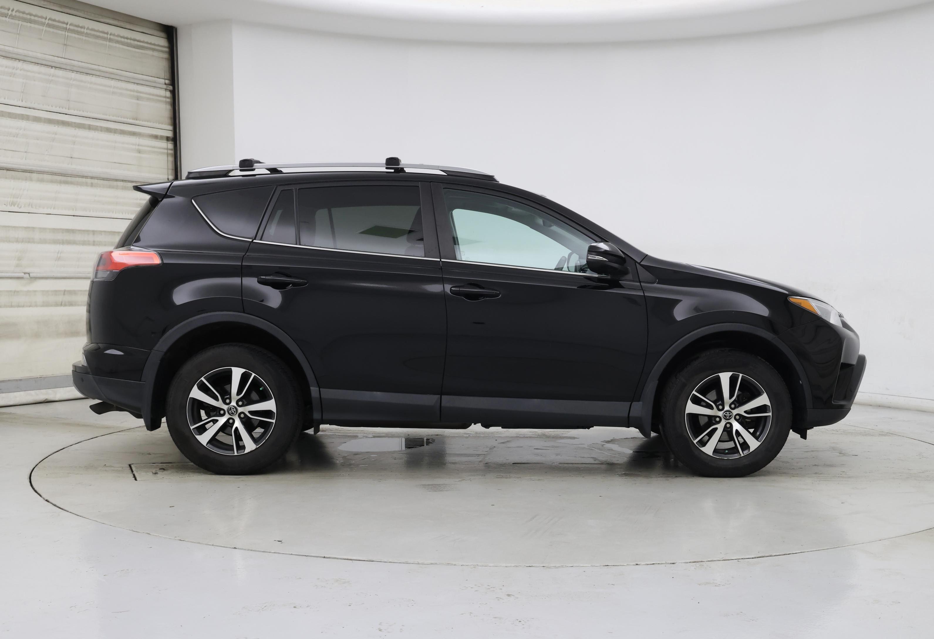 Thumbnail: 2017 Toyota RAV4 - 7