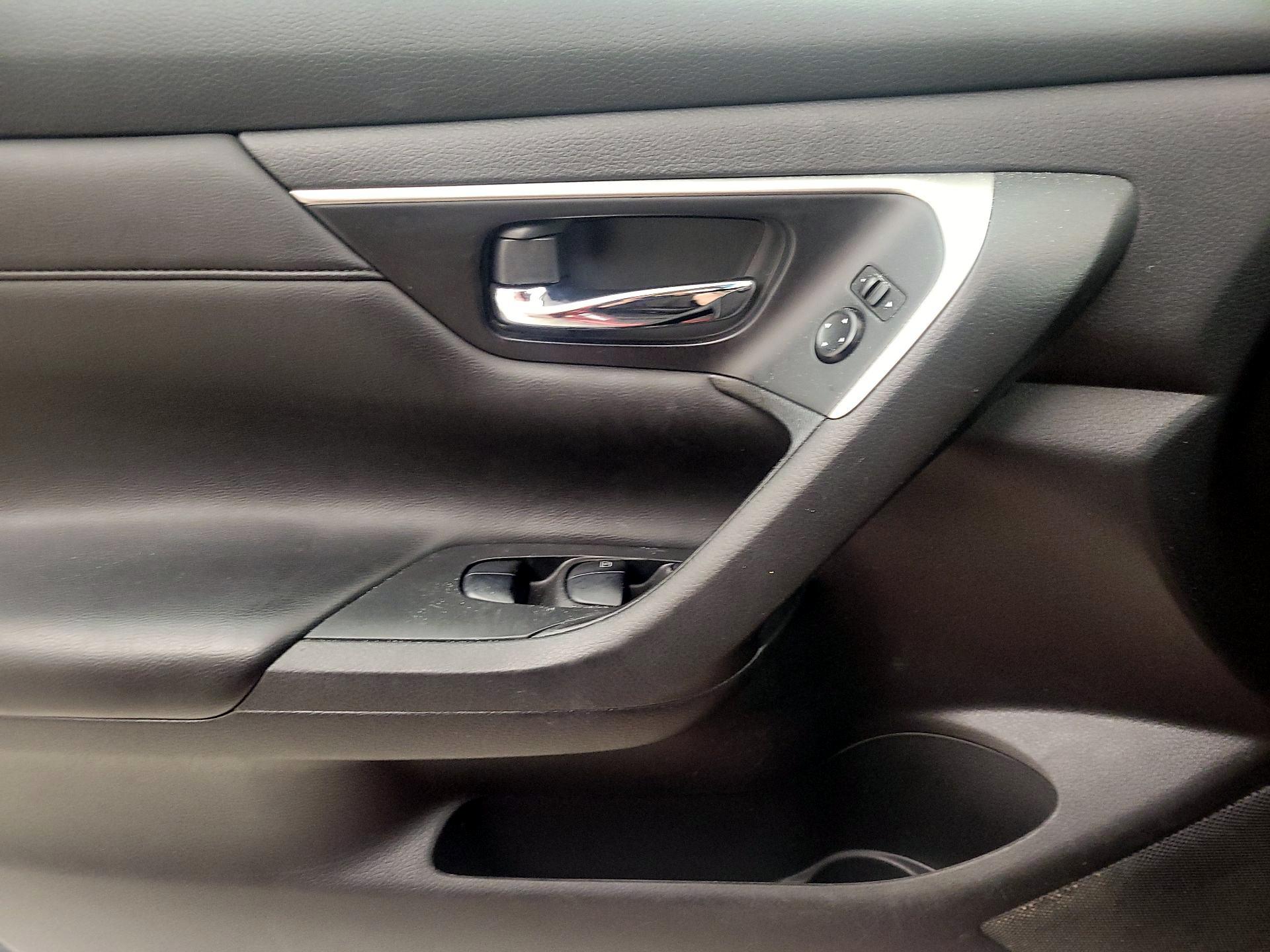 Thumbnail: 2015 Nissan Altima - 12