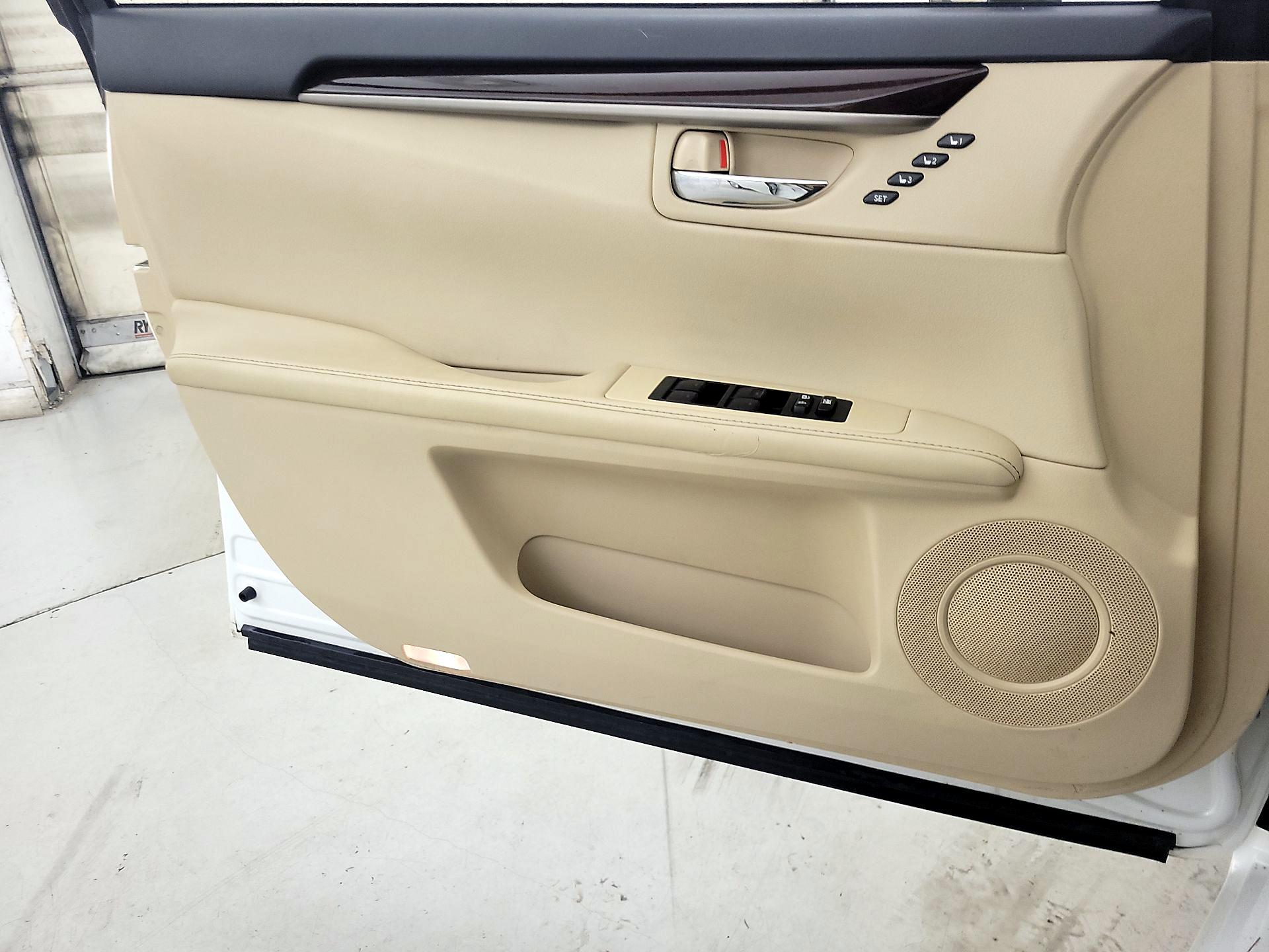 Thumbnail: 2013 Lexus ES - 12