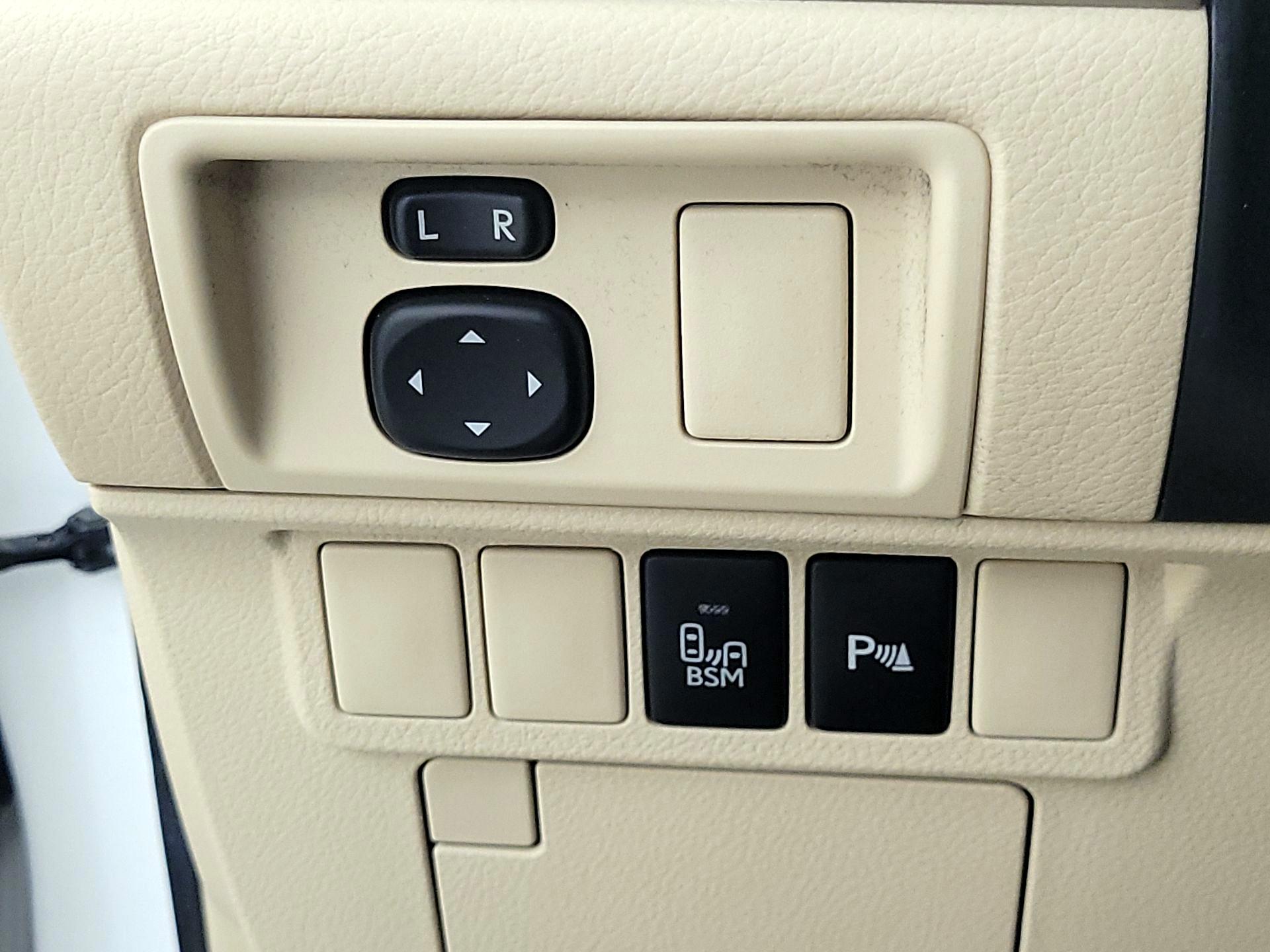 Thumbnail: 2013 Lexus ES - 13