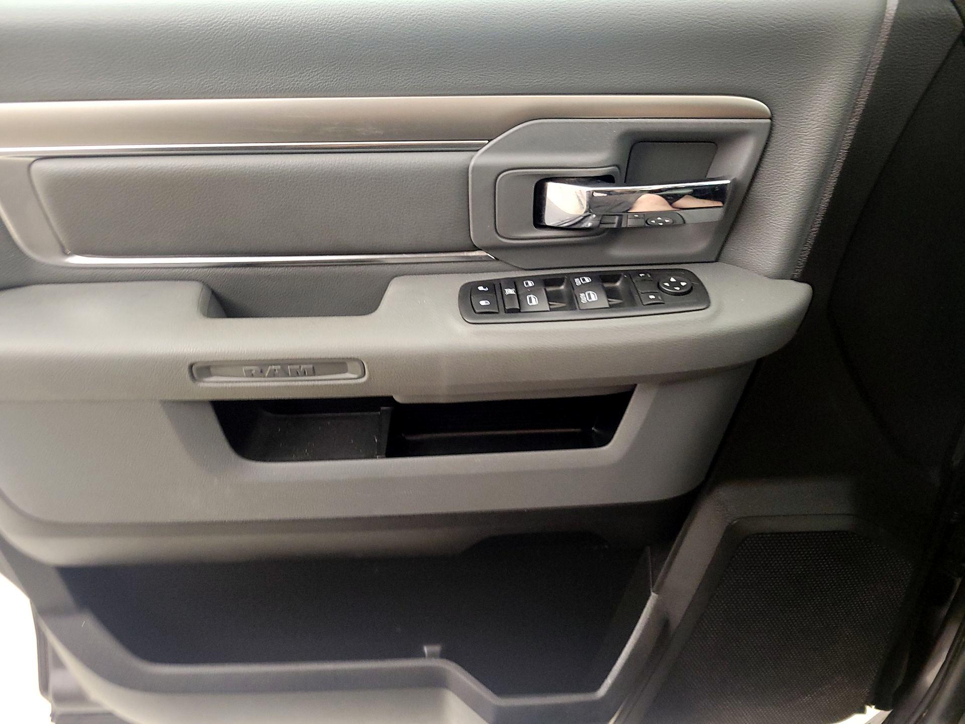 Thumbnail: 2020 RAM 1500 Classic - 12