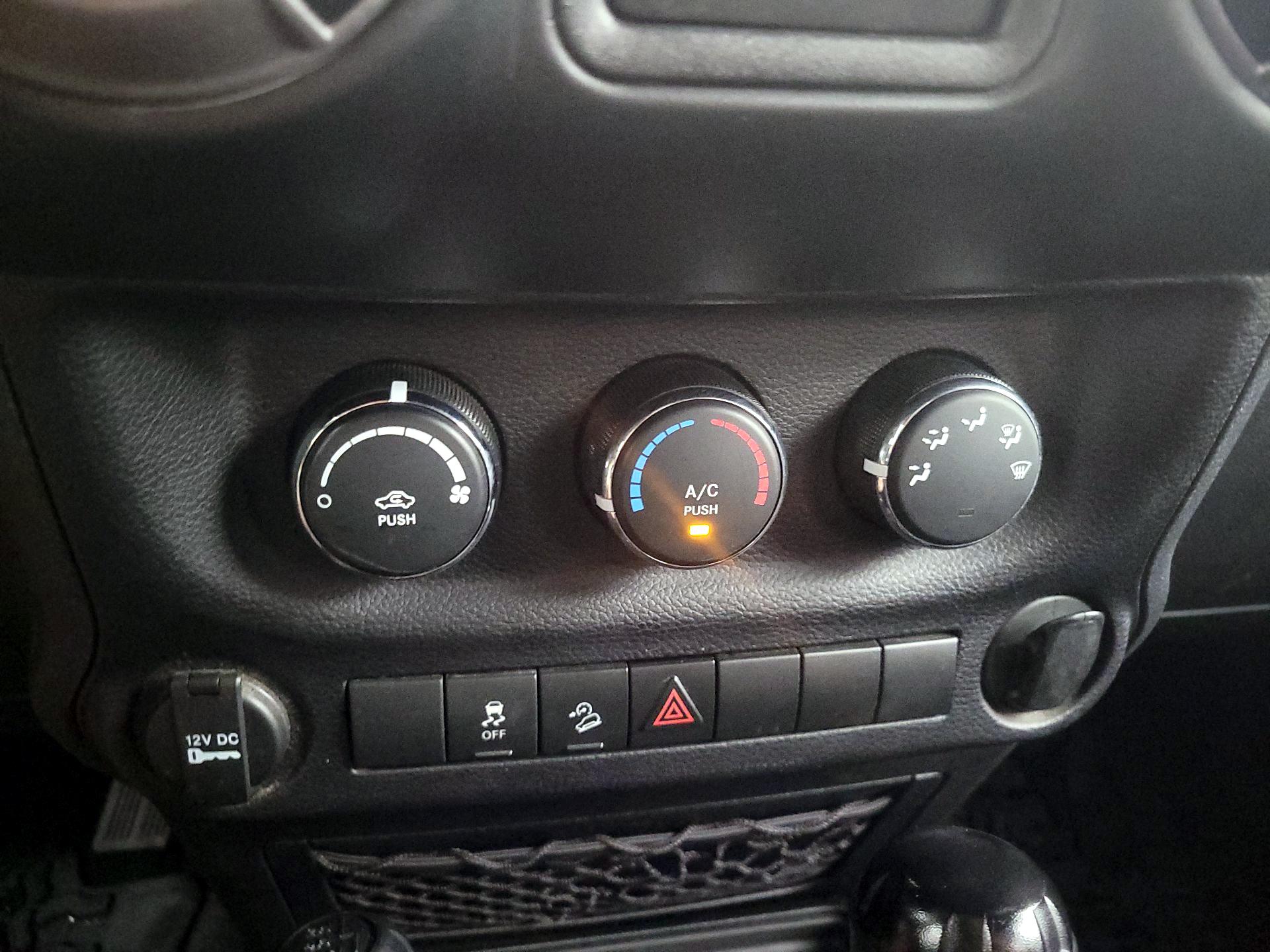 Thumbnail: 2015 Jeep Wrangler - 14