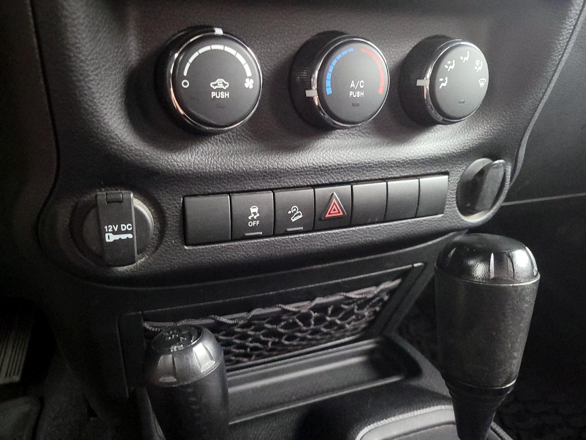 Thumbnail: 2015 Jeep Wrangler - 16