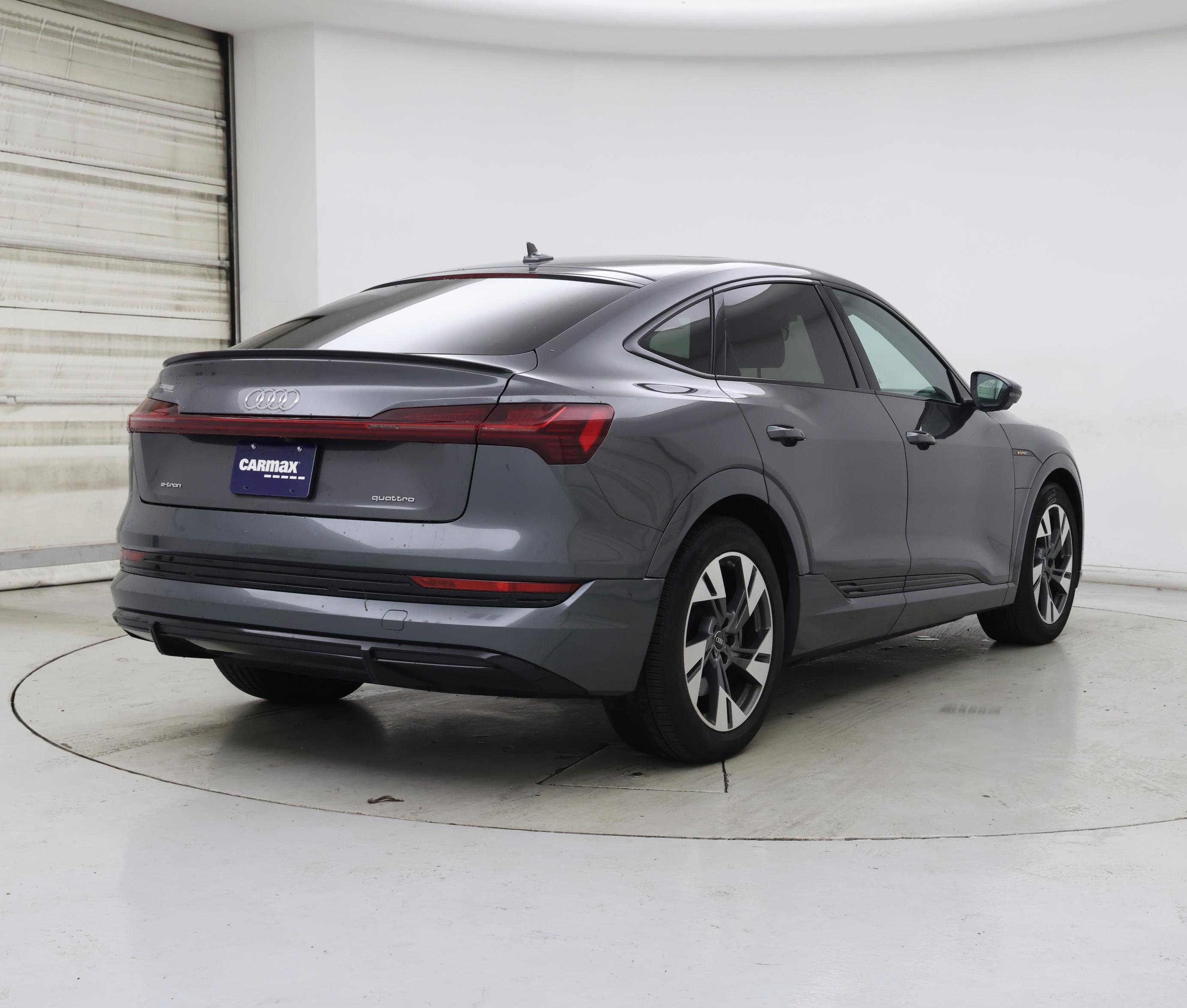 Thumbnail: 2022 Audi e-tron S - 8