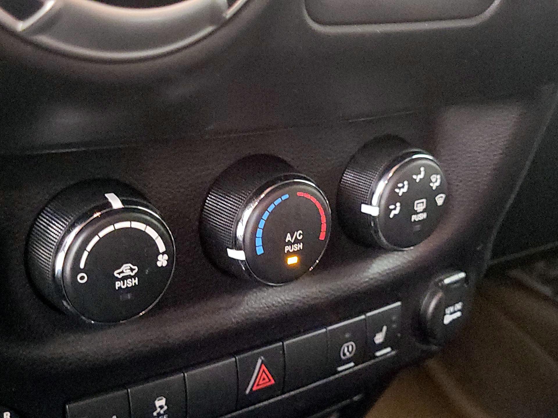 Thumbnail: 2015 Jeep Wrangler - 14
