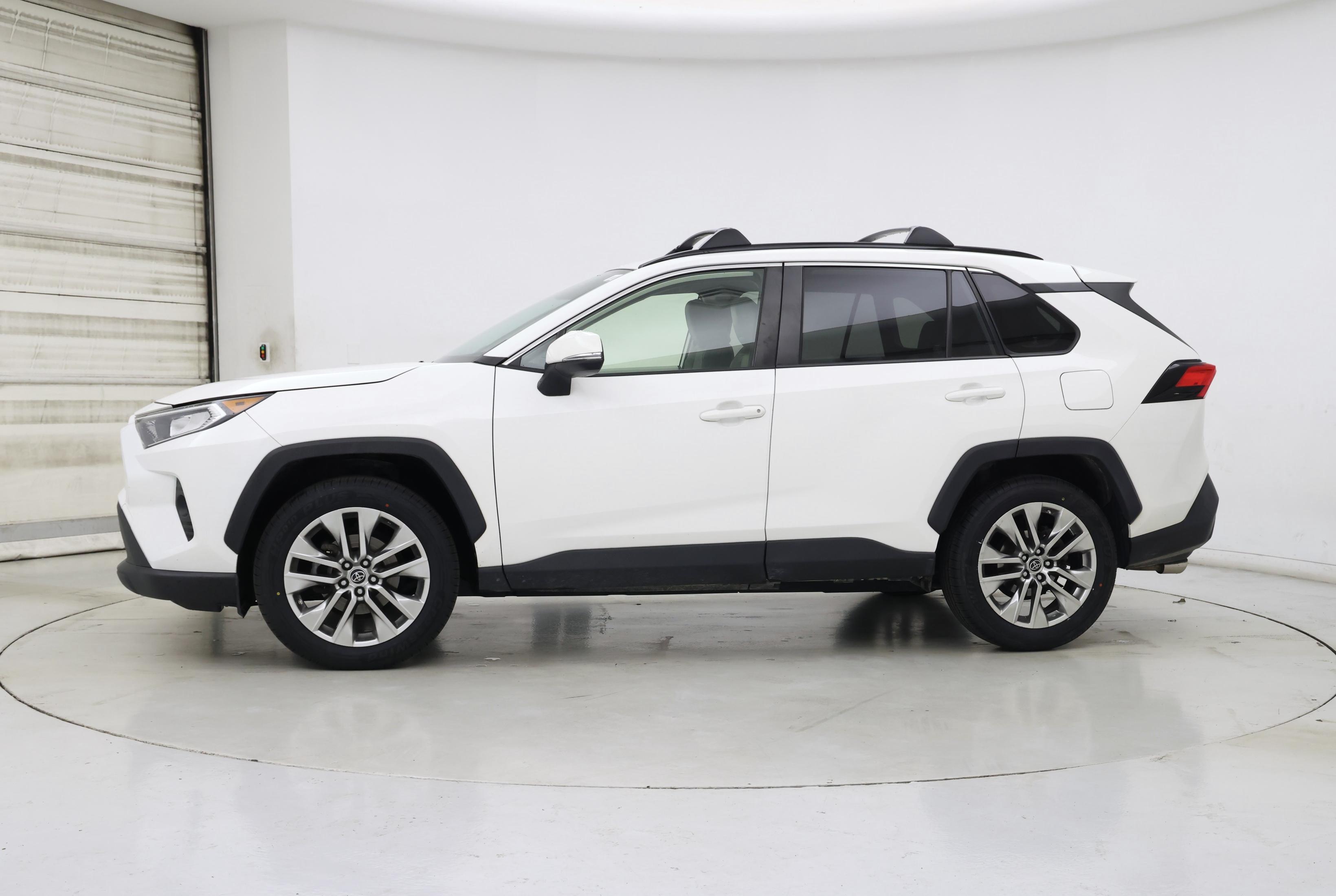 Thumbnail: 2019 Toyota RAV4 - 3