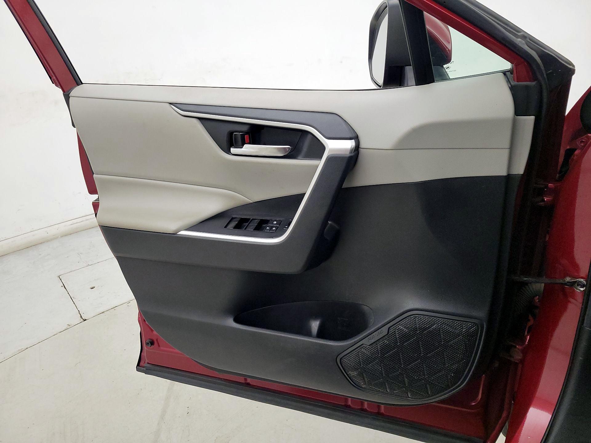 Thumbnail: 2019 Toyota RAV4 - 12