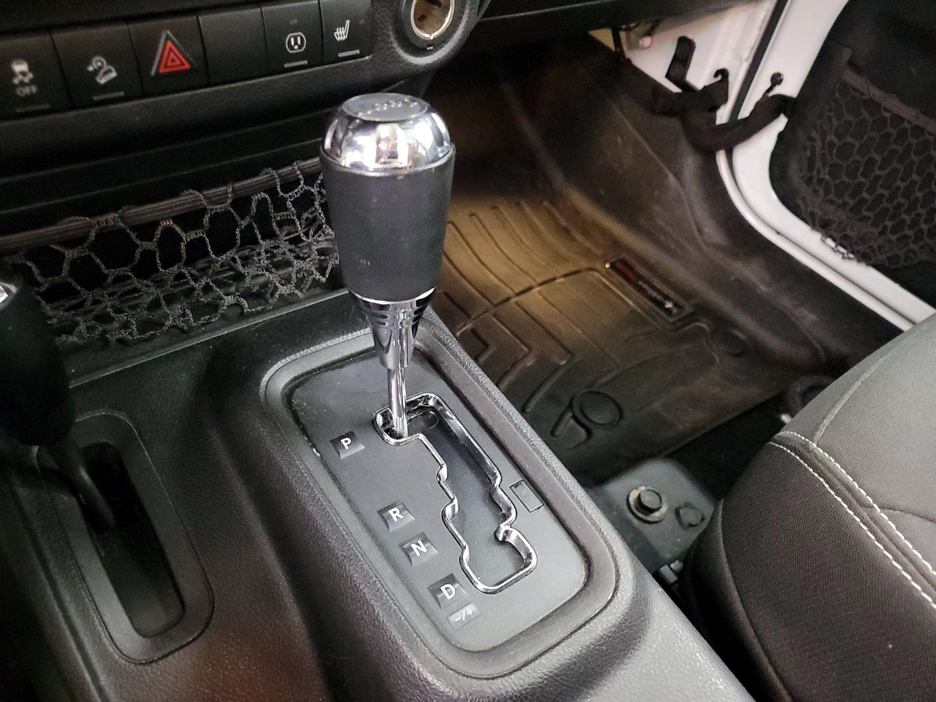 Thumbnail: 2015 Jeep Wrangler - 15