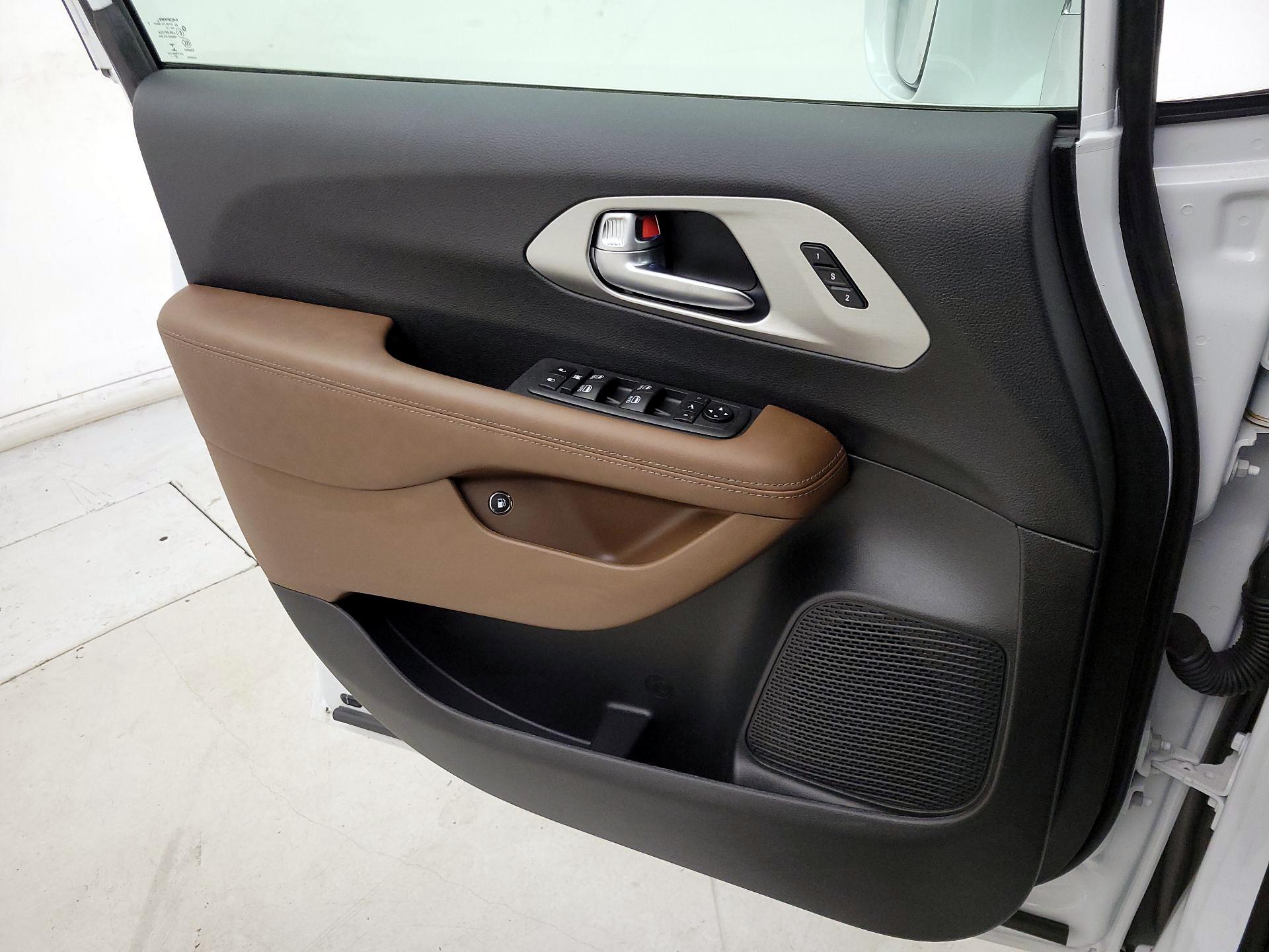Thumbnail: 2021 Chrysler Pacifica - 12