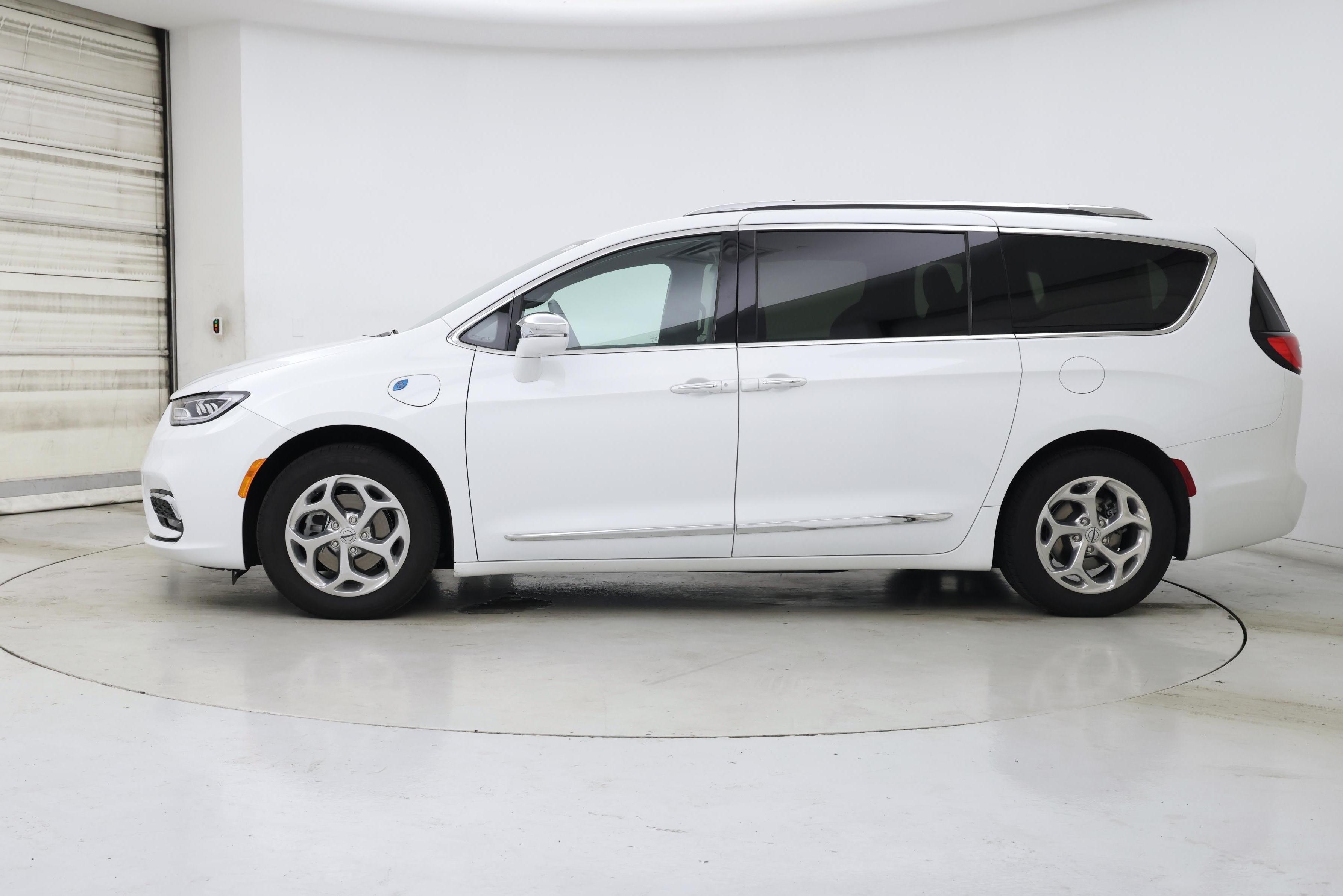 Thumbnail: 2021 Chrysler Pacifica - 3