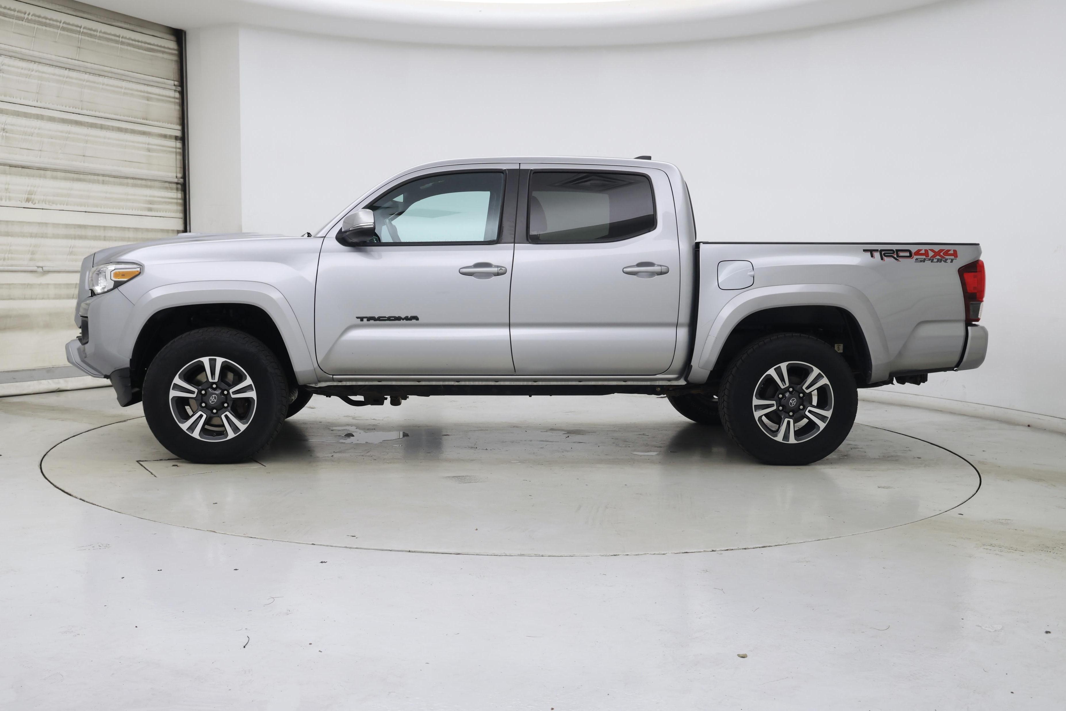 Thumbnail: 2019 Toyota Tacoma - 3