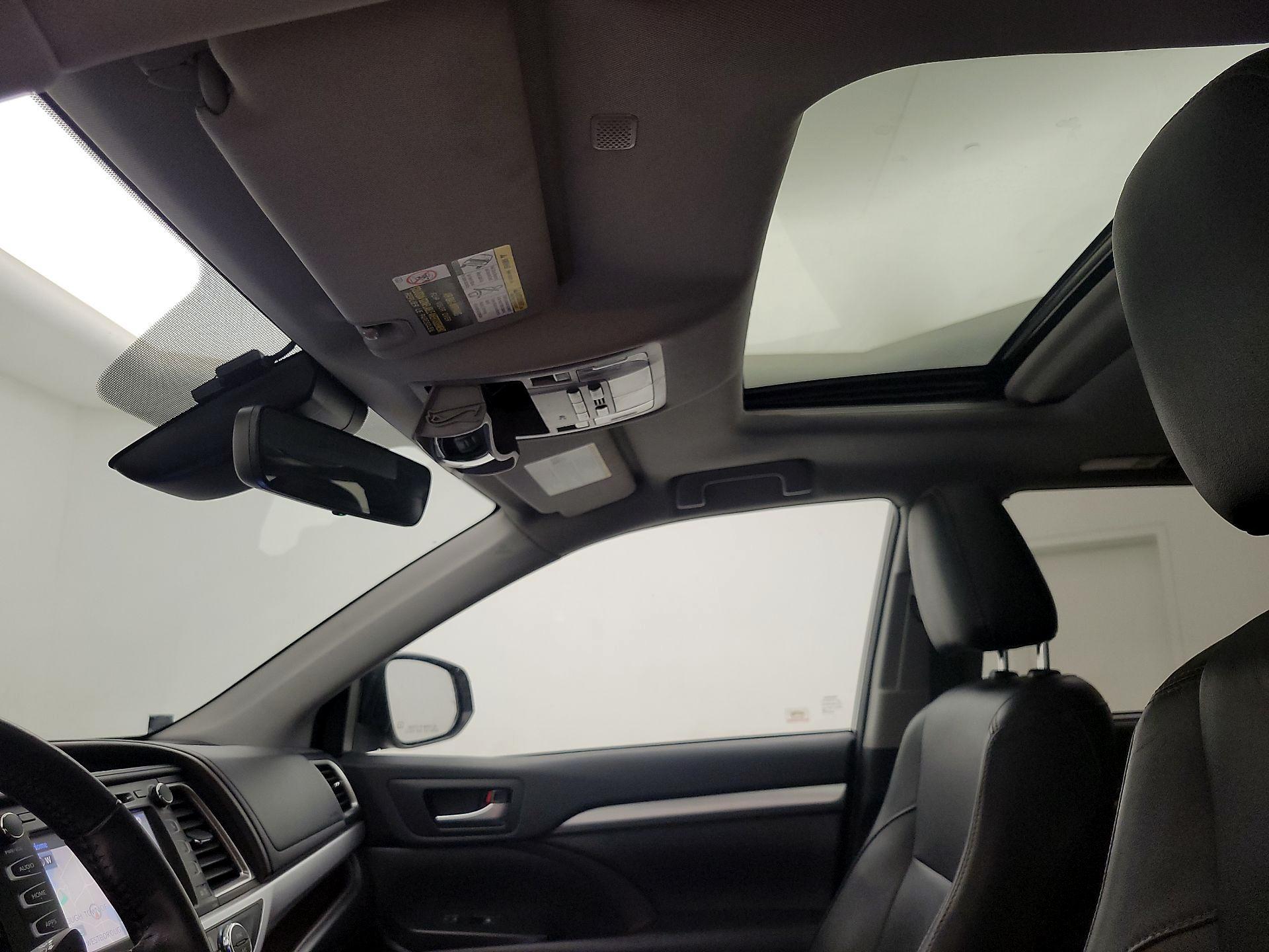 Thumbnail: 2019 Toyota Highlander - 18