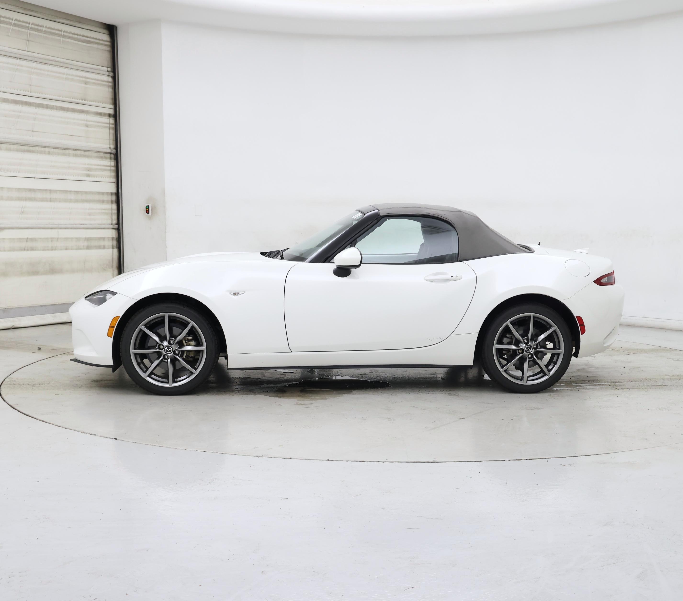 Thumbnail: 2021 Mazda MX-5 Miata - 3