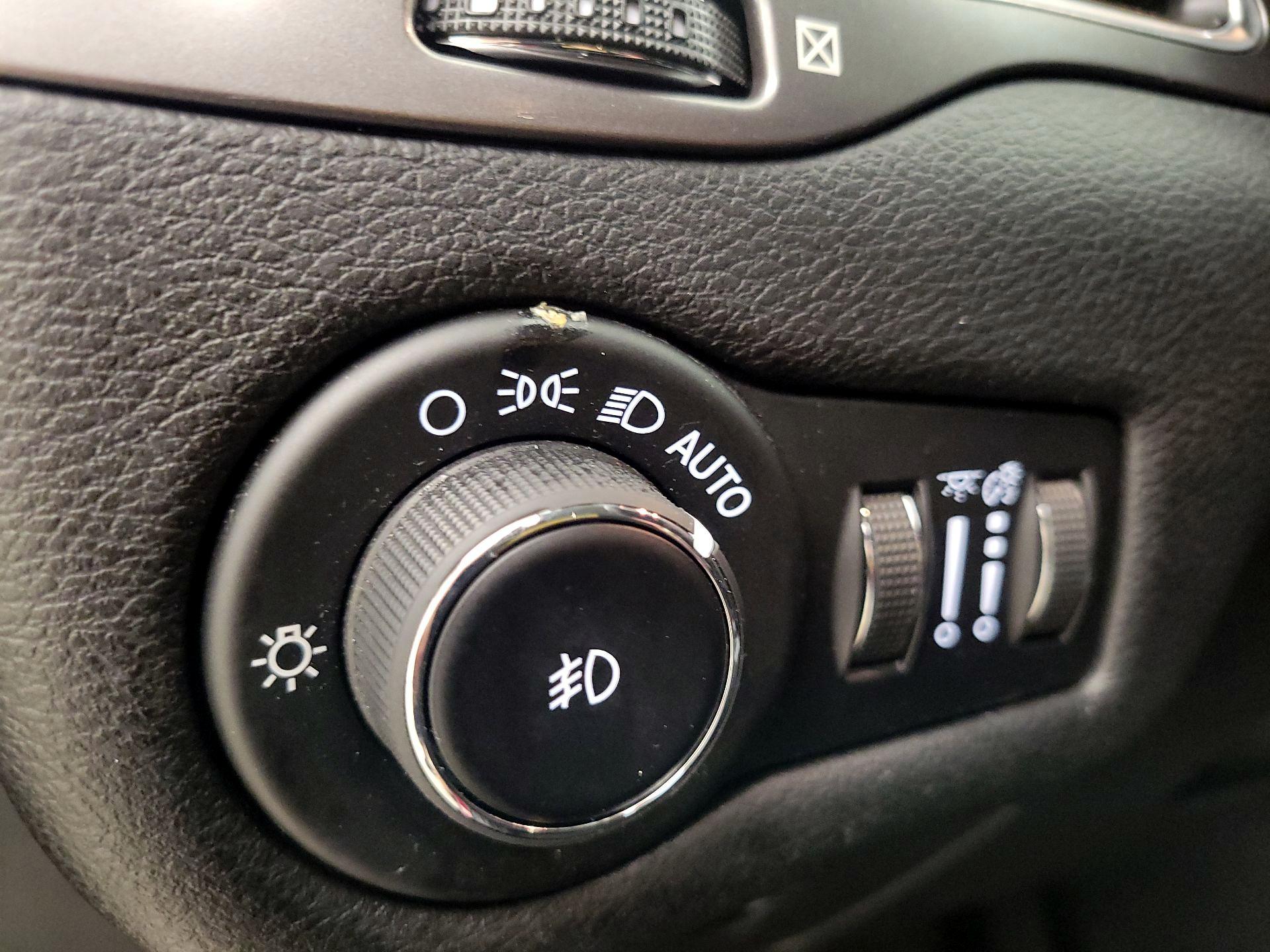 Thumbnail: 2019 Jeep Cherokee - 11