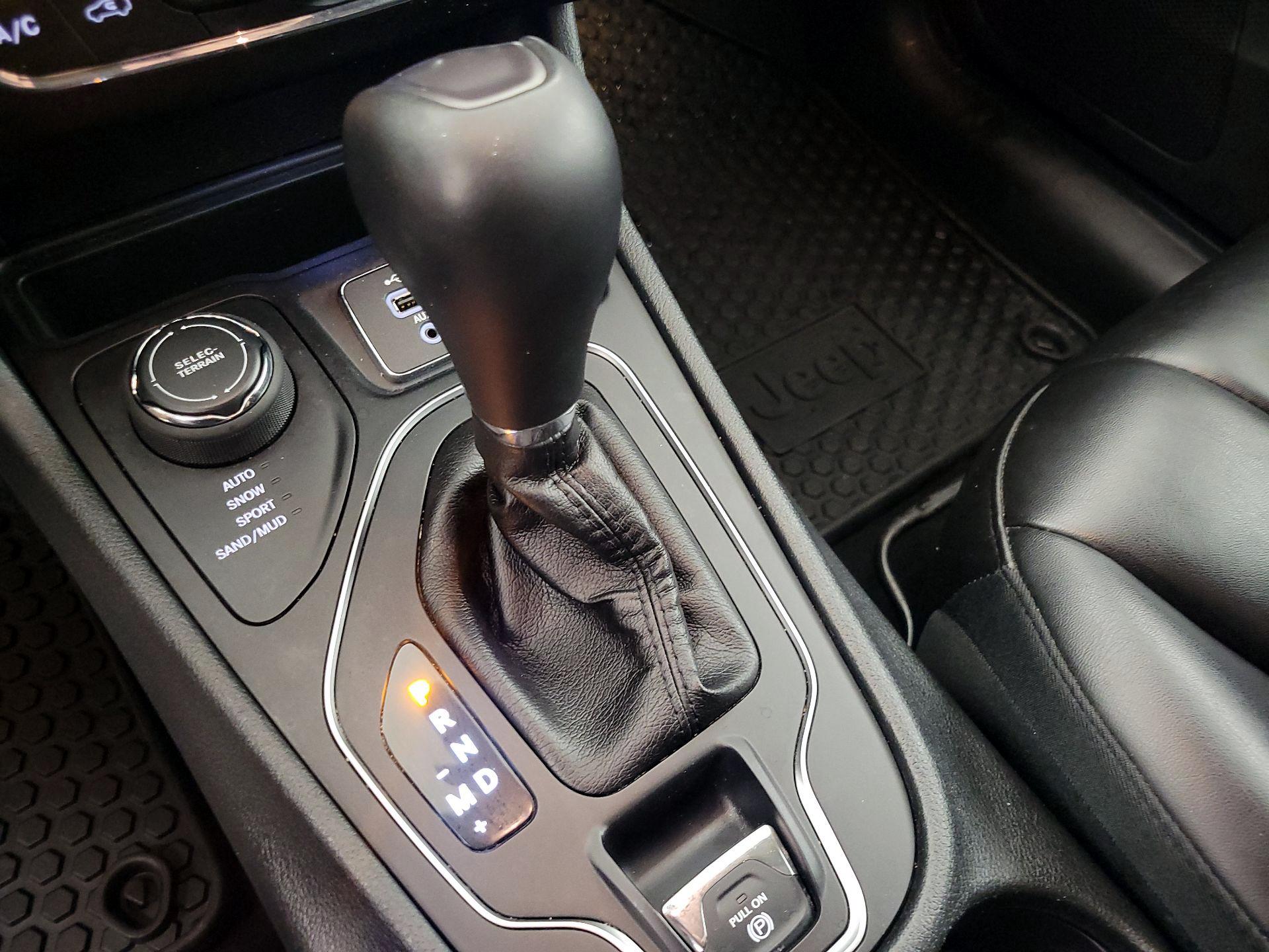 Thumbnail: 2019 Jeep Cherokee - 15