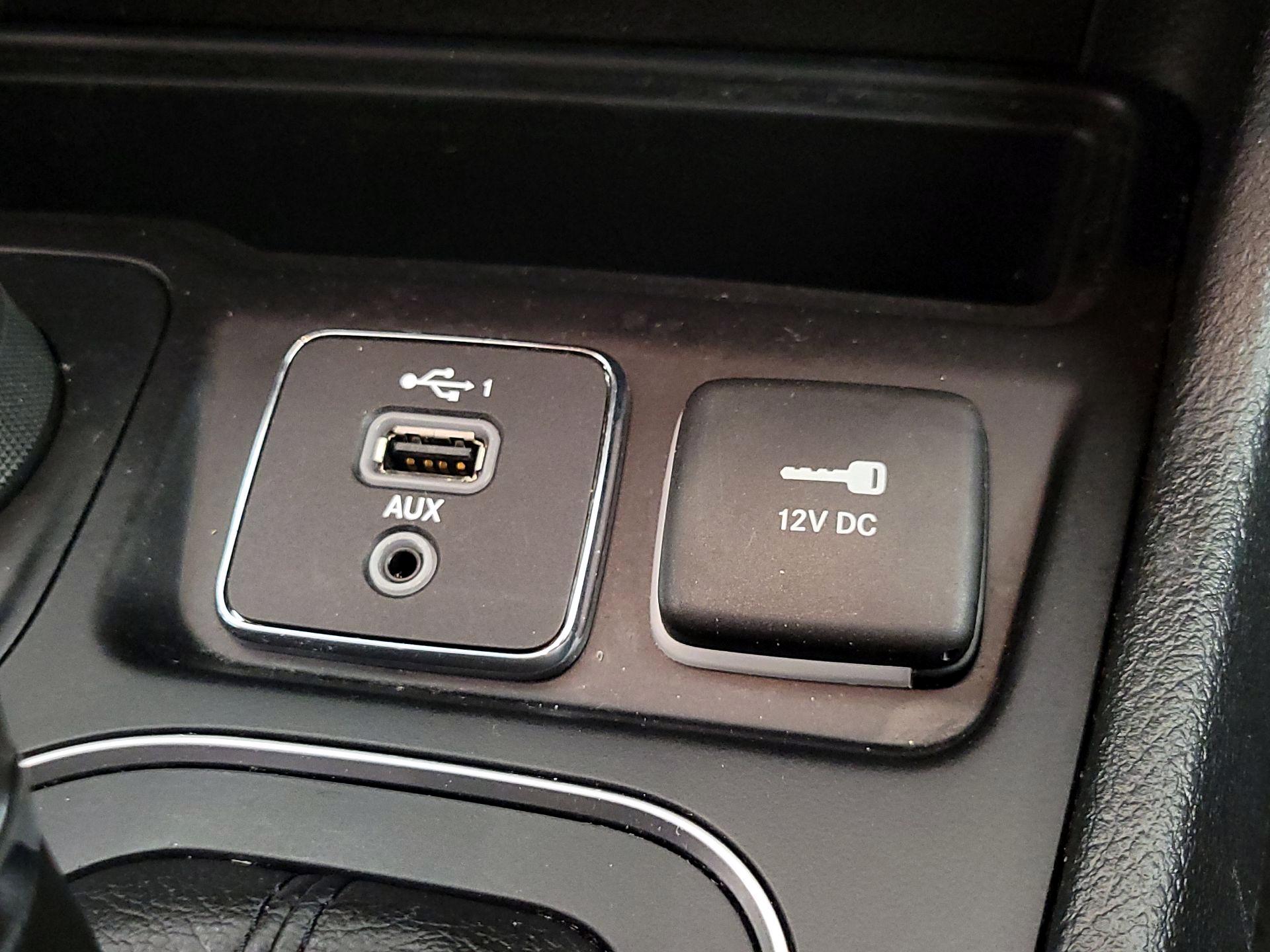 Thumbnail: 2019 Jeep Cherokee - 16