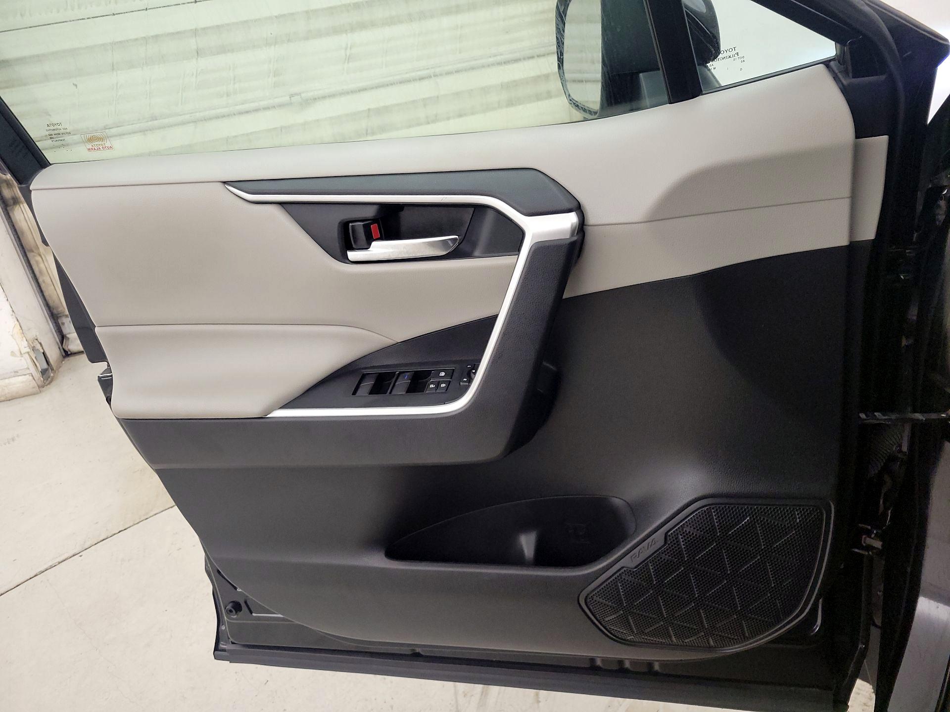 Thumbnail: 2020 Toyota RAV4 - 12