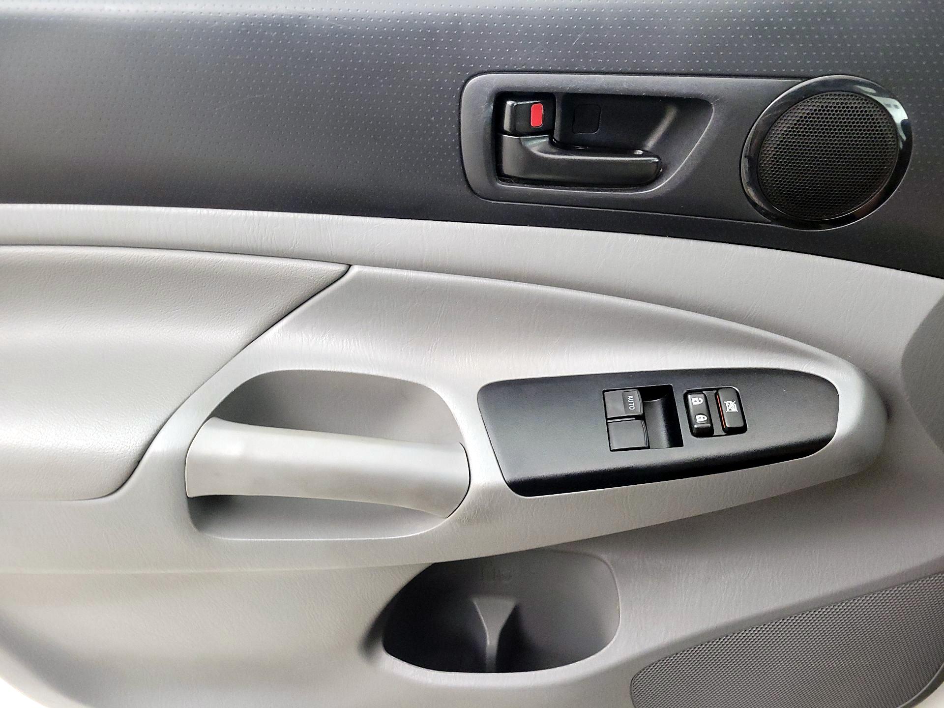 Thumbnail: 2015 Toyota Tacoma - 12