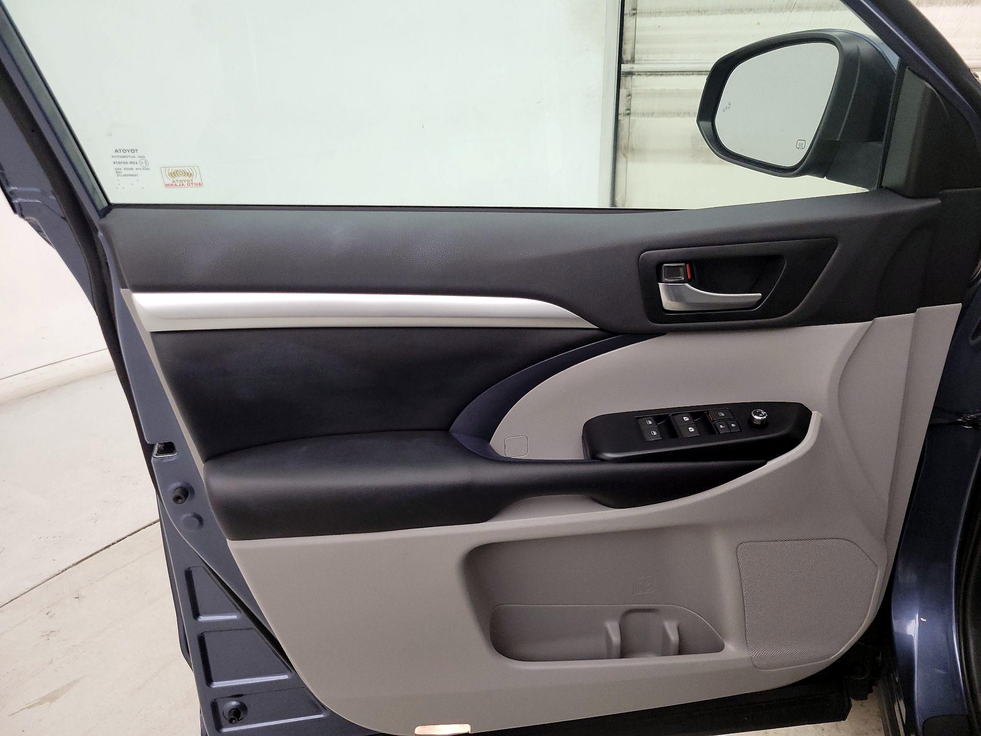 Thumbnail: 2019 Toyota Highlander - 10
