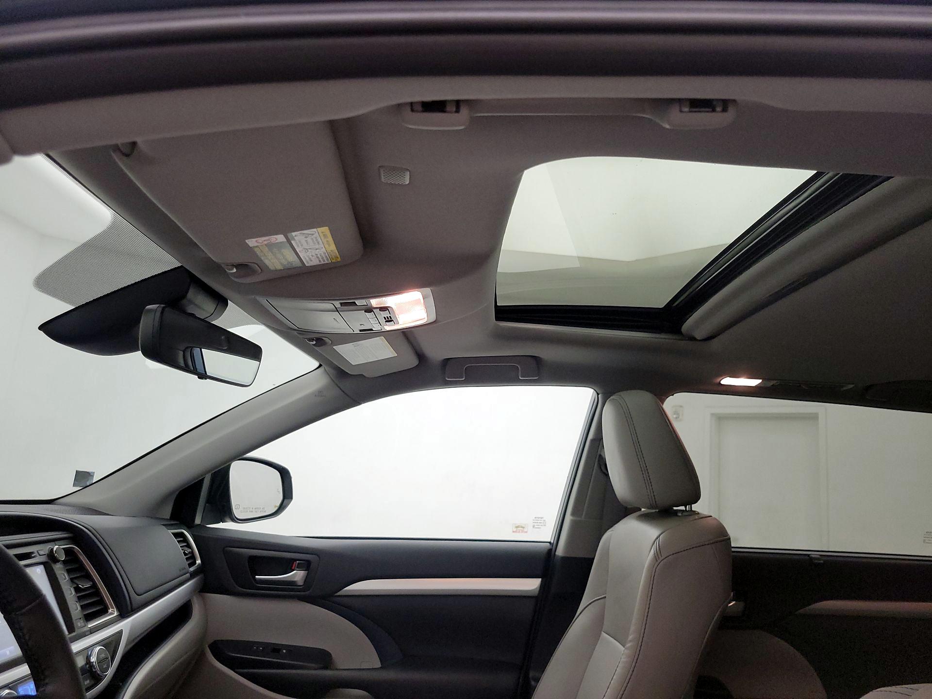 Thumbnail: 2019 Toyota Highlander - 17
