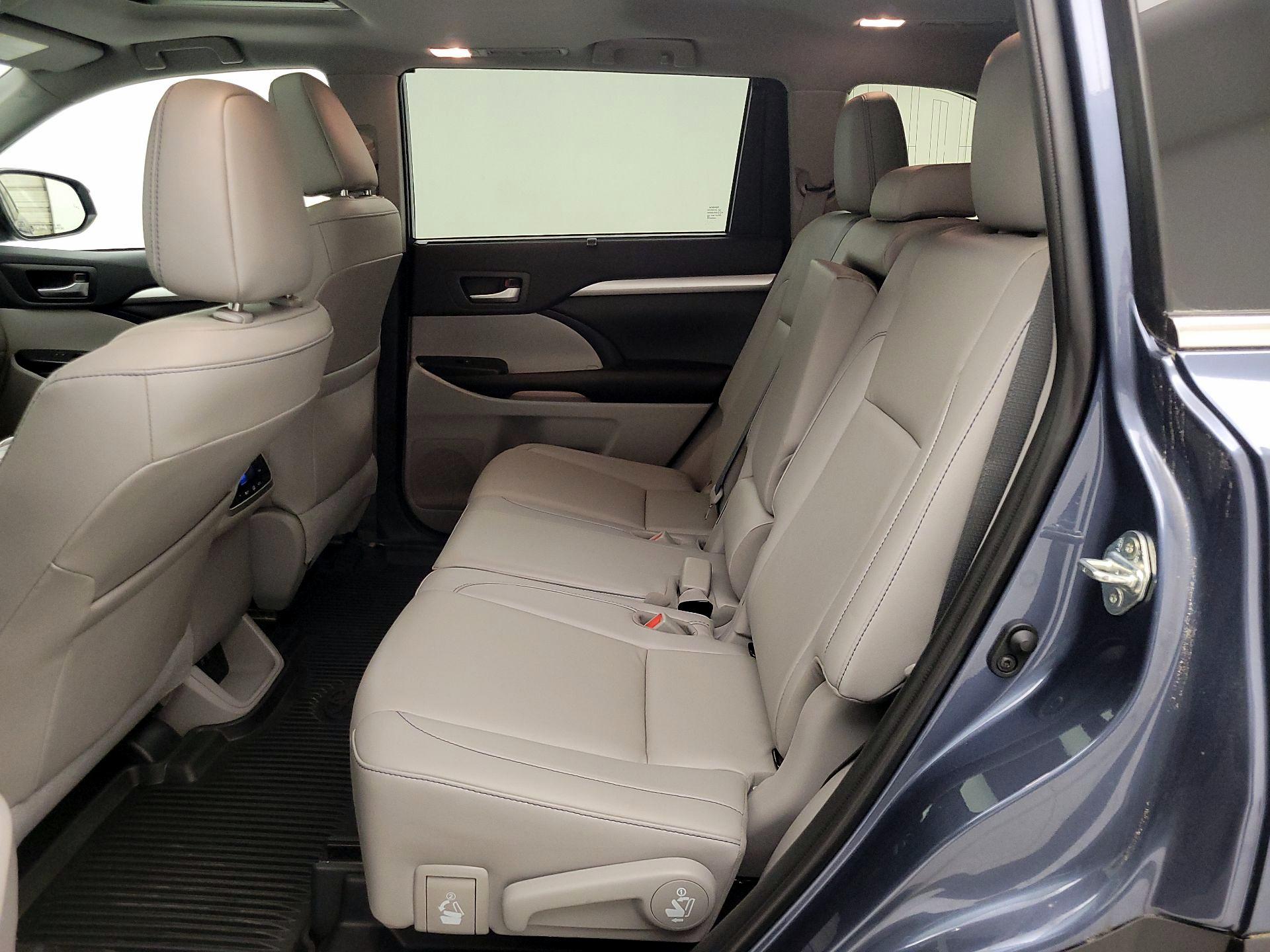 Thumbnail: 2019 Toyota Highlander - 18