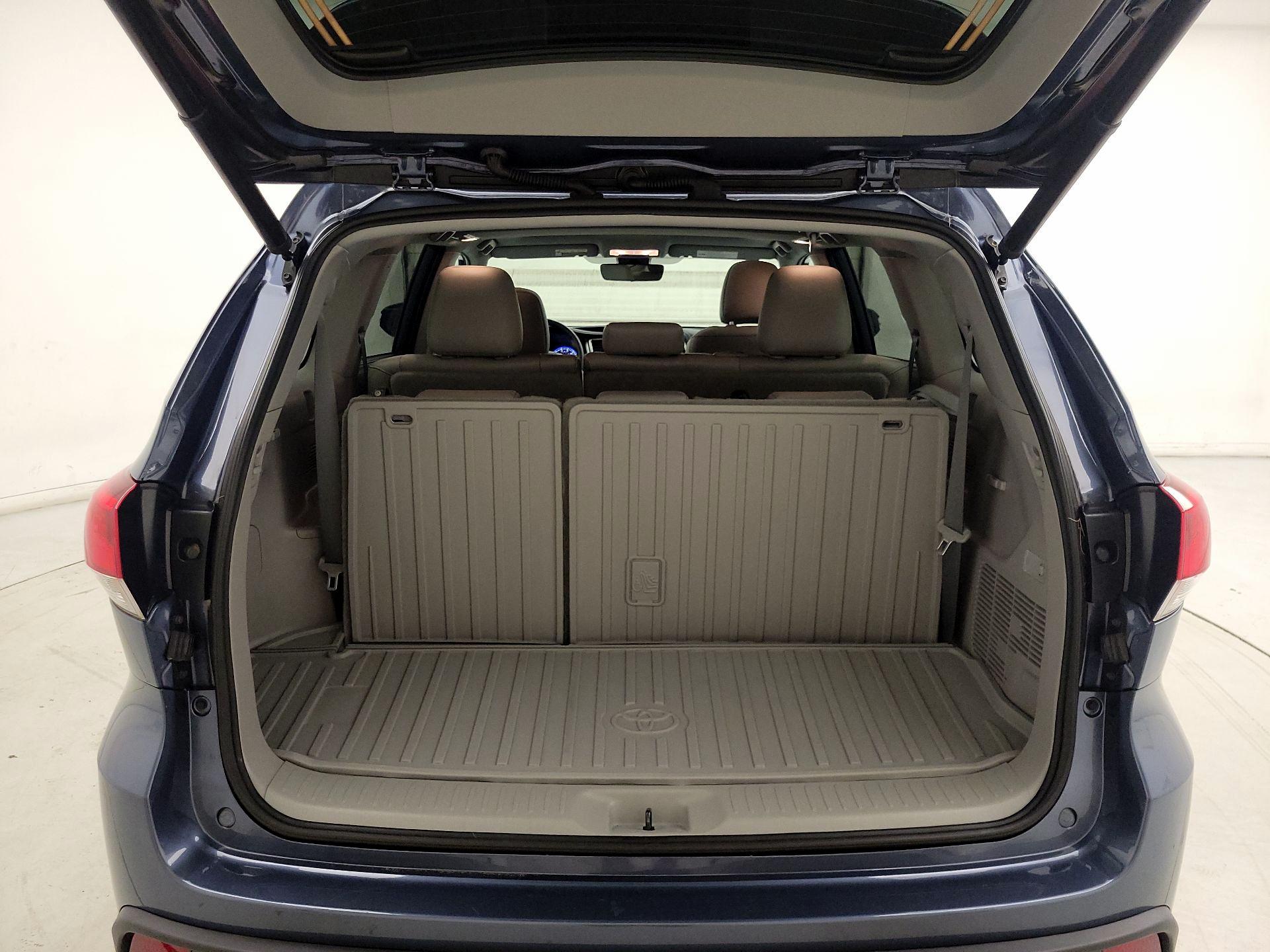 Thumbnail: 2019 Toyota Highlander - 20