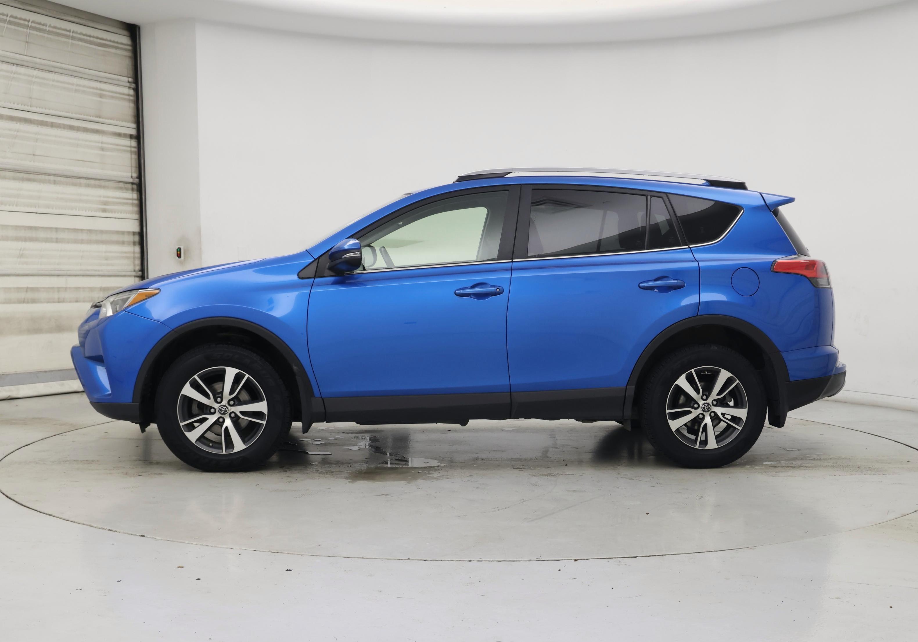 Thumbnail: 2018 Toyota RAV4 - 3