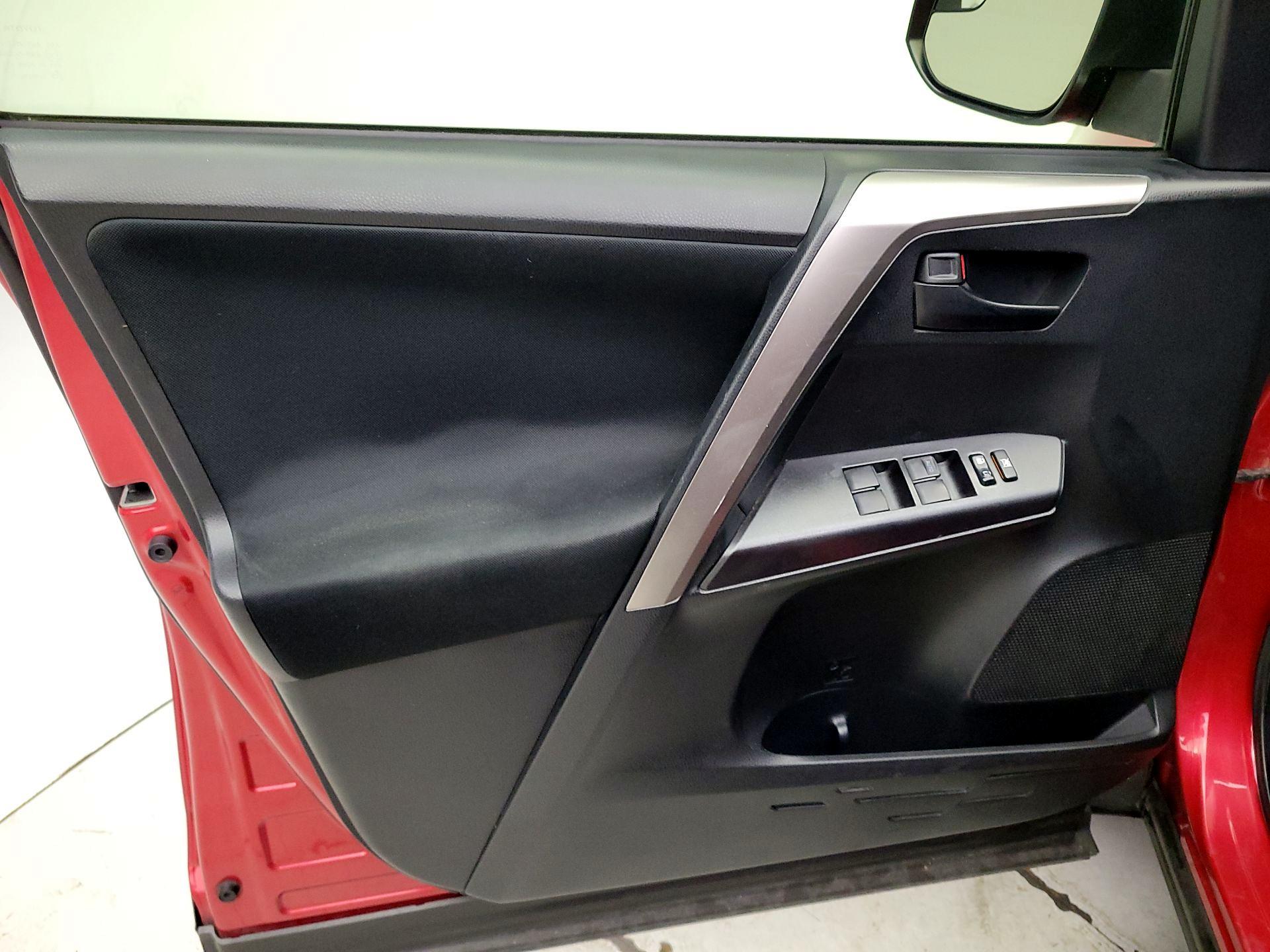 Thumbnail: 2016 Toyota RAV4 - 12