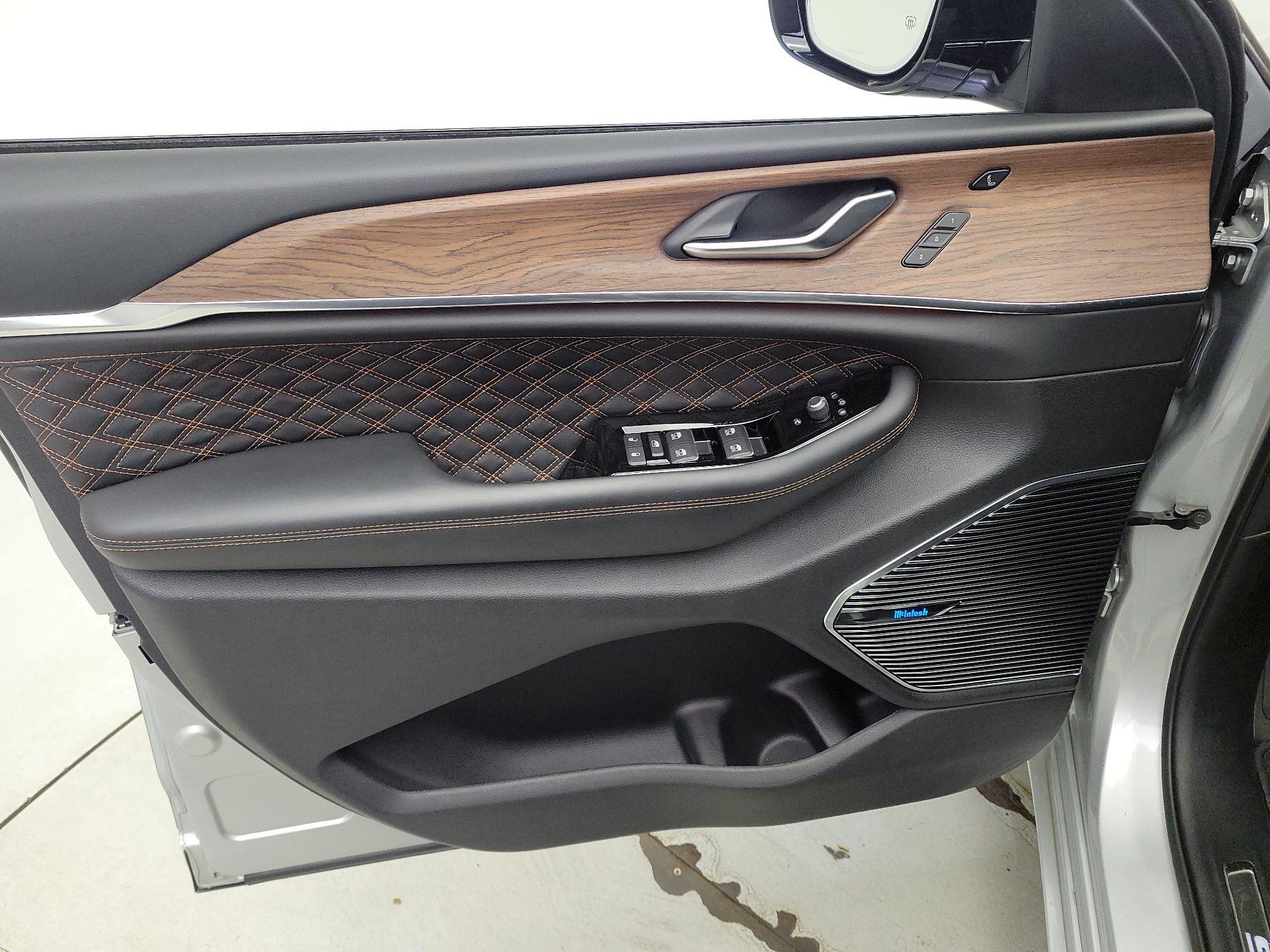 Thumbnail: 2023 Jeep Grand Cherokee - 12
