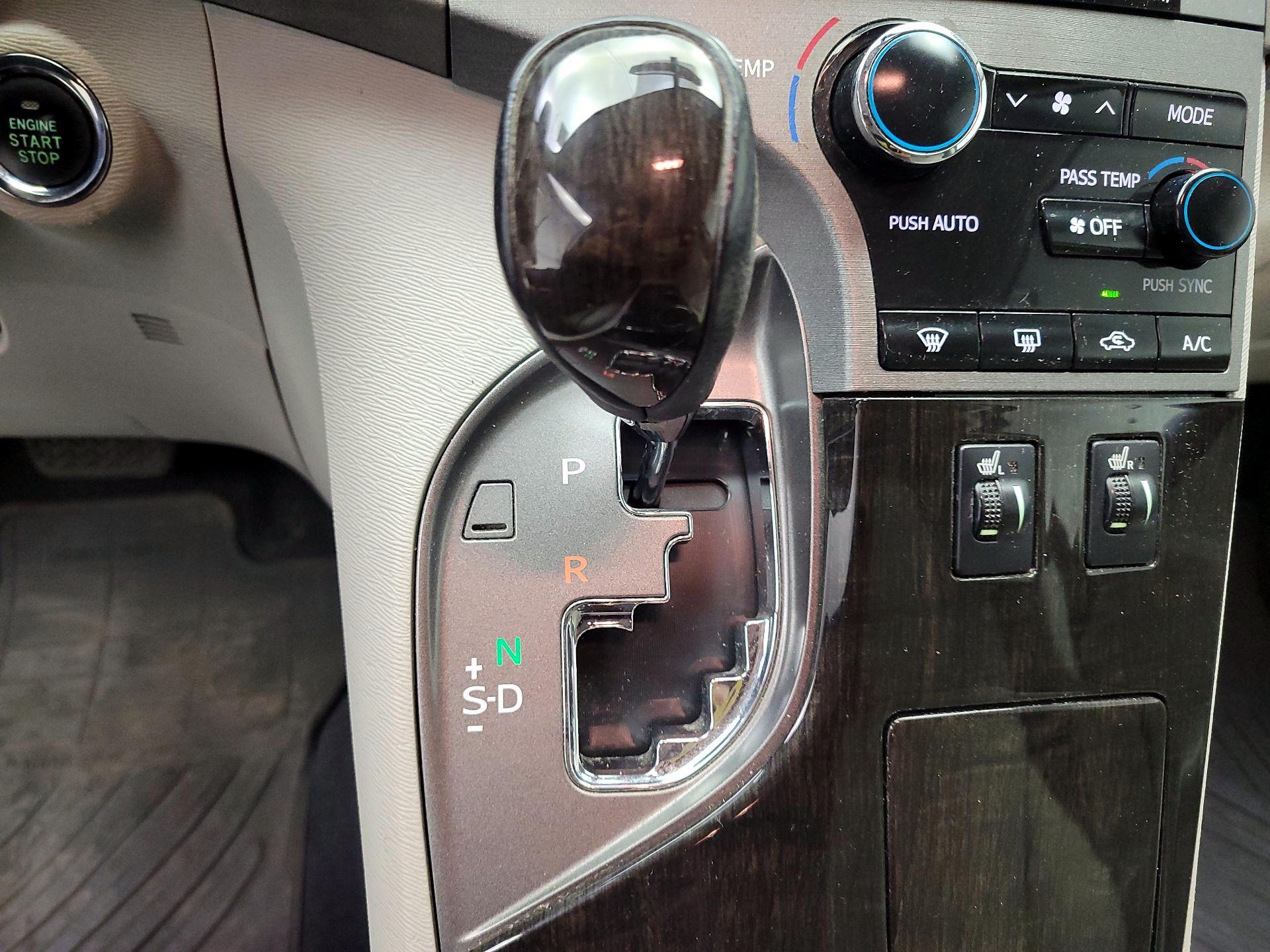 Thumbnail: 2015 Toyota Venza - 17