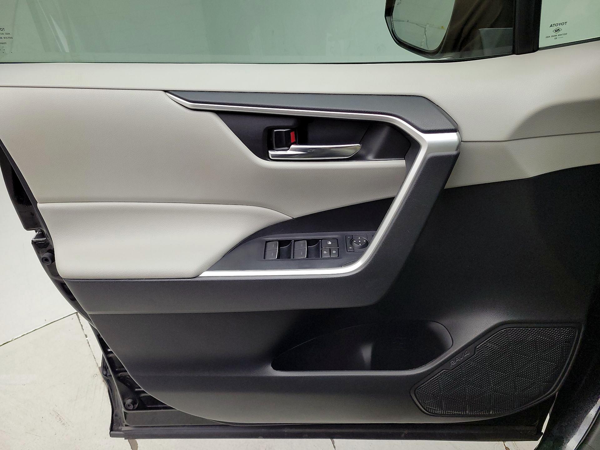 Thumbnail: 2022 Toyota RAV4 - 12