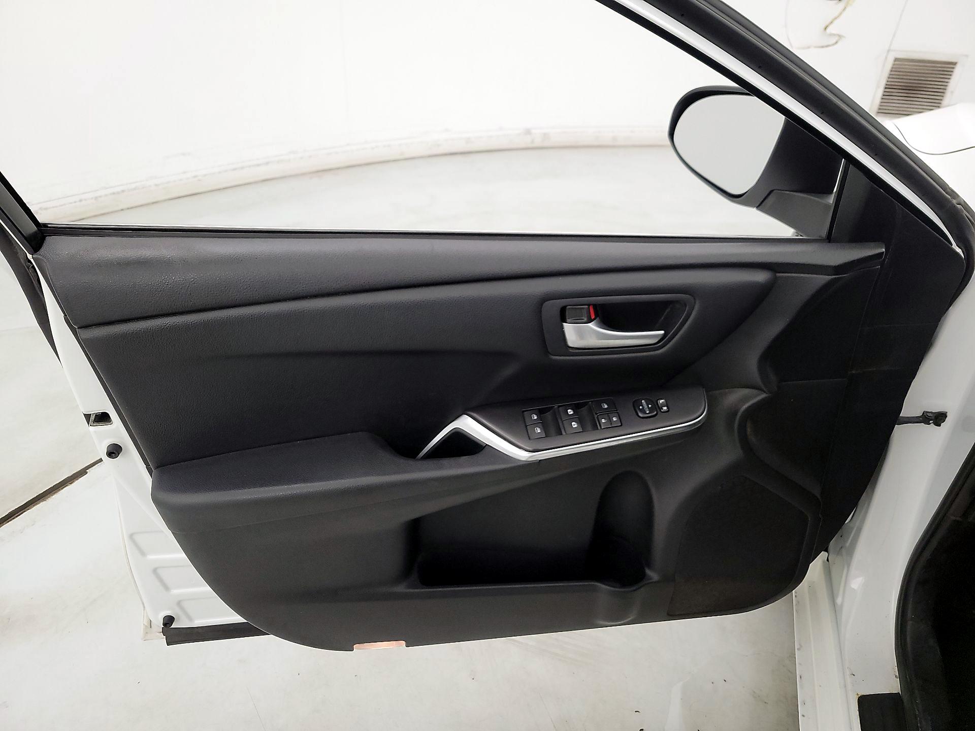 Thumbnail: 2016 Toyota Camry - 12