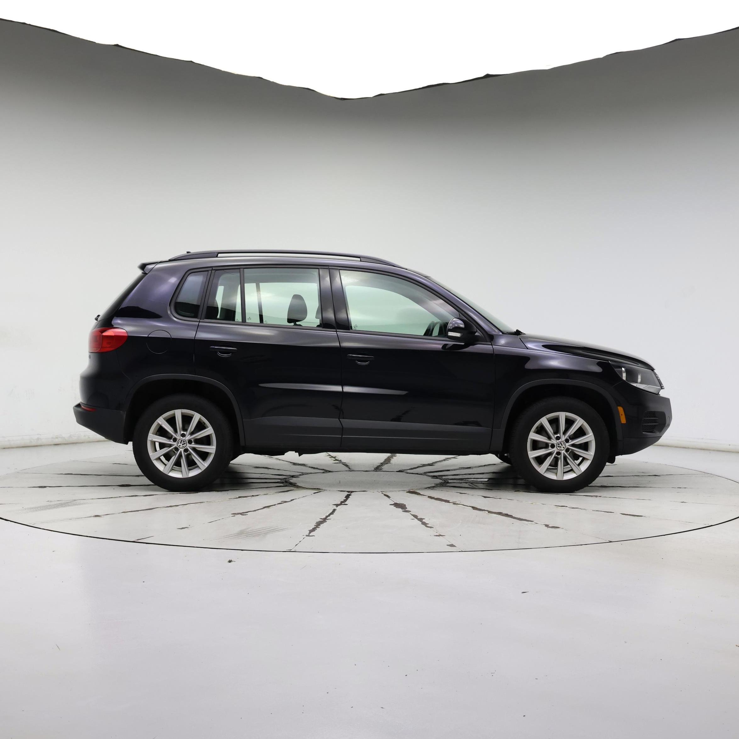Thumbnail: 2017 Volkswagen Tiguan - 7