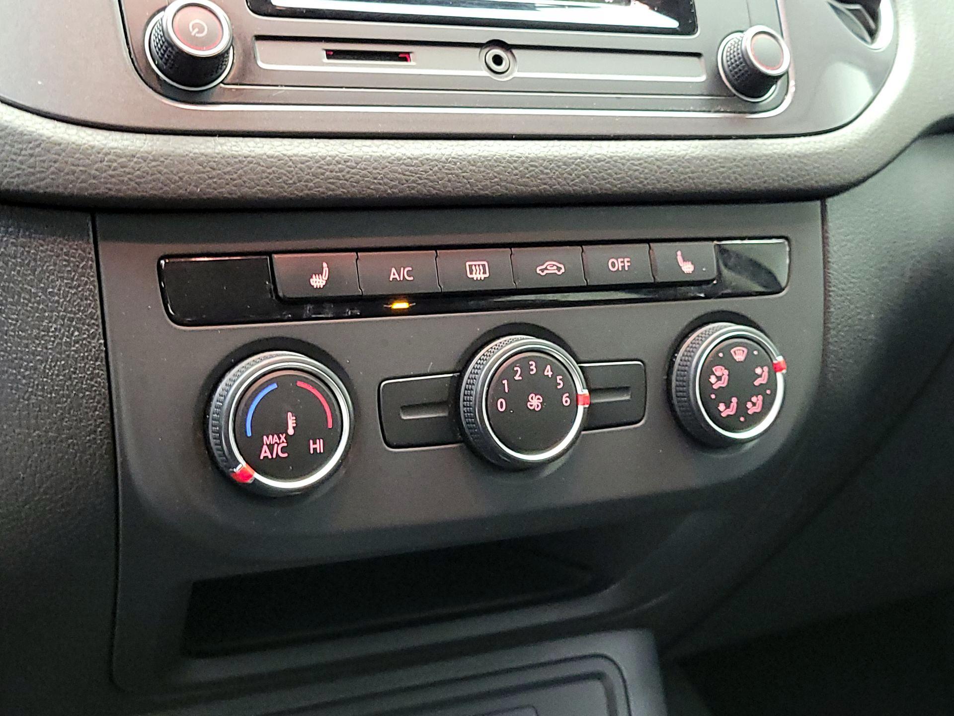 Thumbnail: 2016 Volkswagen Tiguan - 16