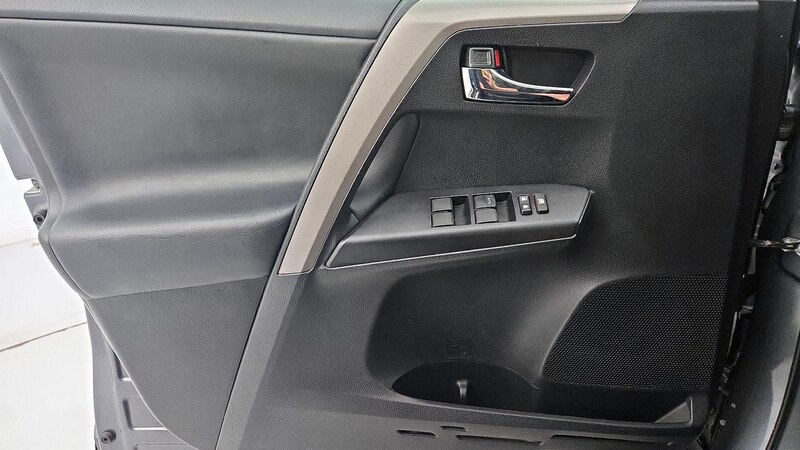 2018 Toyota RAV4 XLE 12