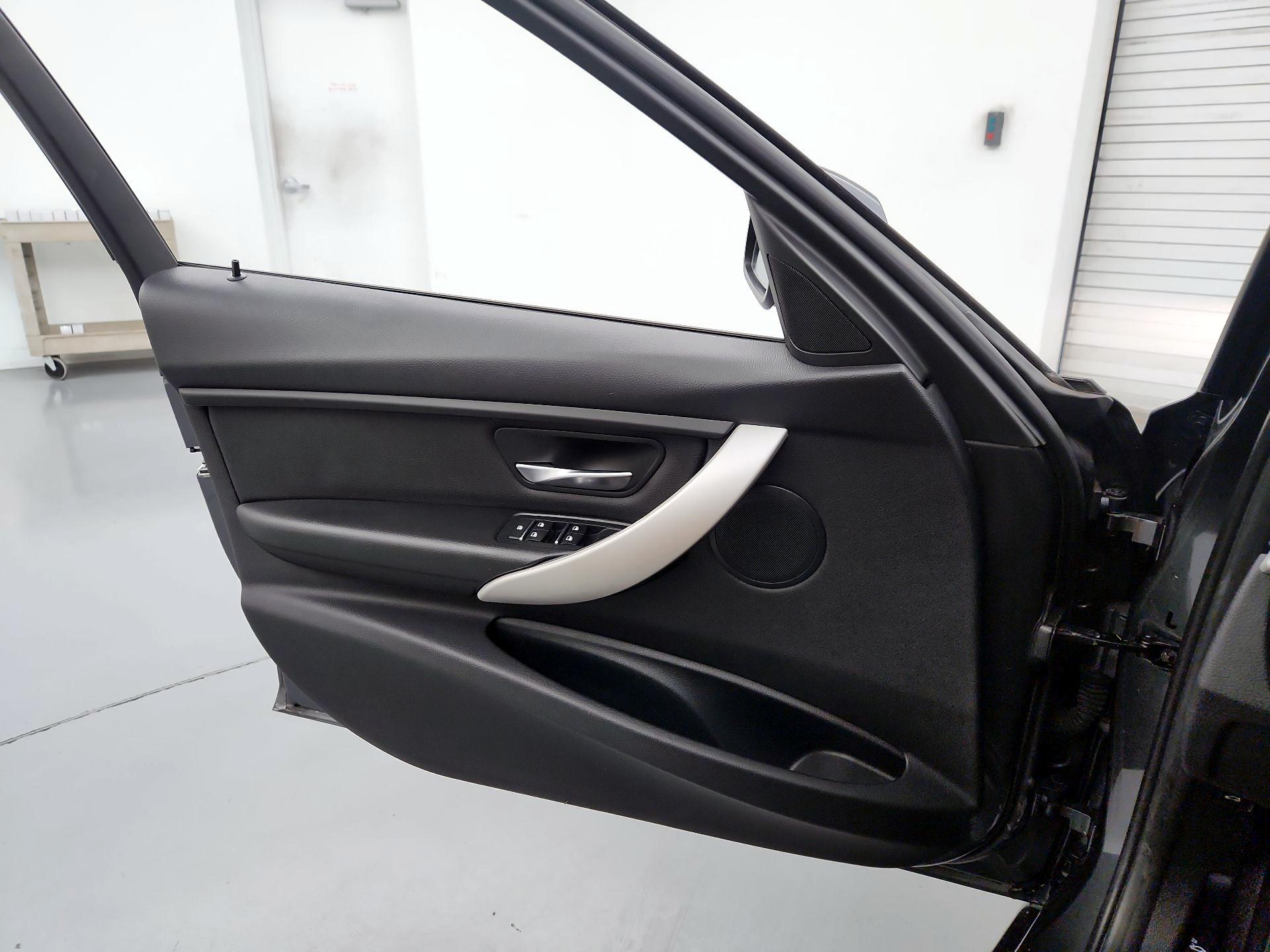 Thumbnail: 2016 BMW 3 Series - 12